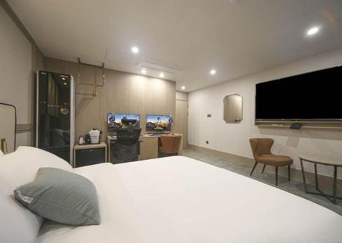 Double Room with Private Bathroom - Photo 10