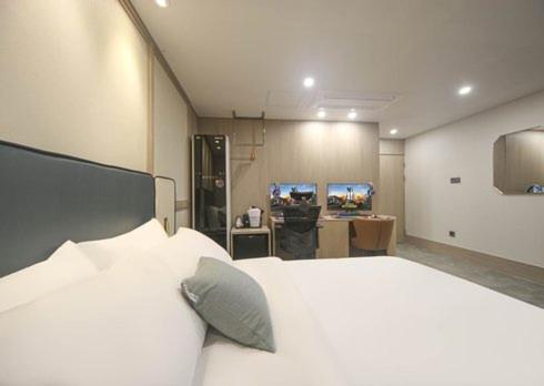 Double Room with Private Bathroom - Photo 12