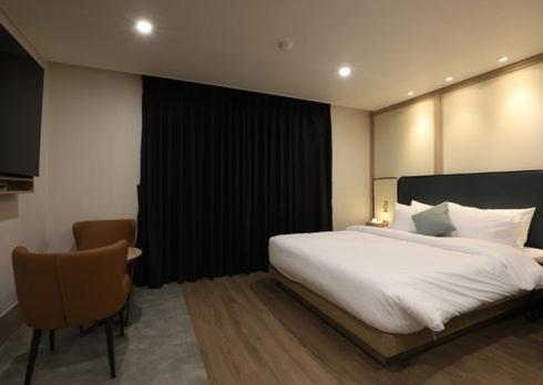 Double Room with Private Bathroom - Photo 23