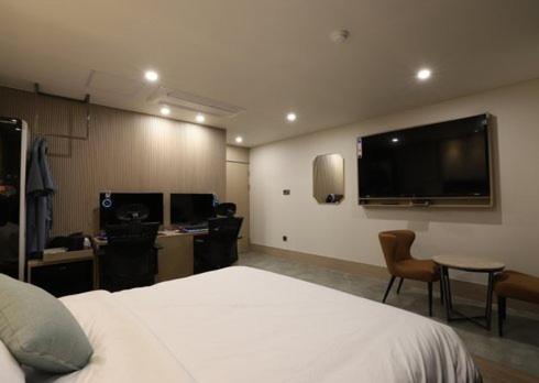 Double Room with Private Bathroom - Photo 2