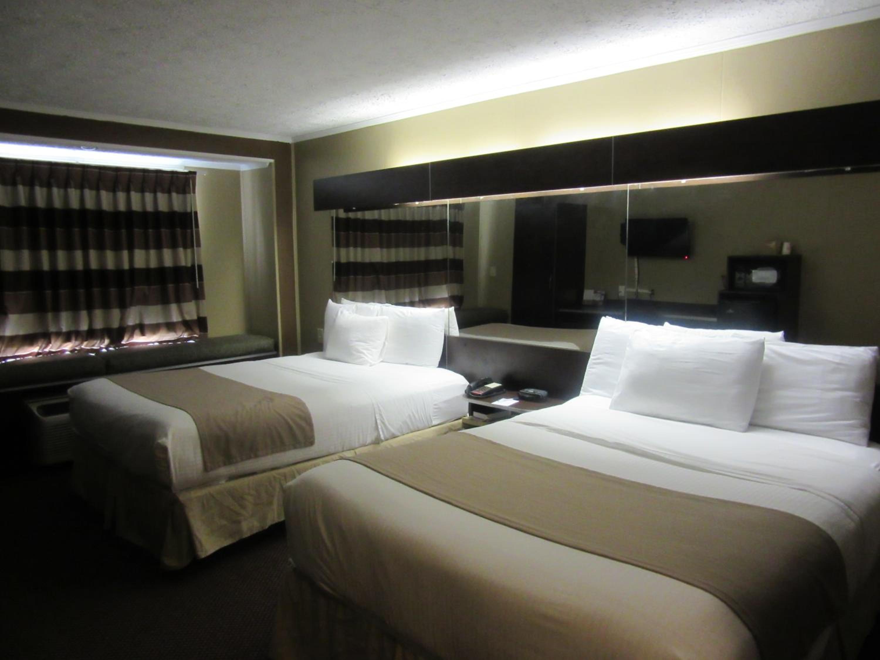 Queen Room with Two Queen Beds - Non-Smoking - Photo 4