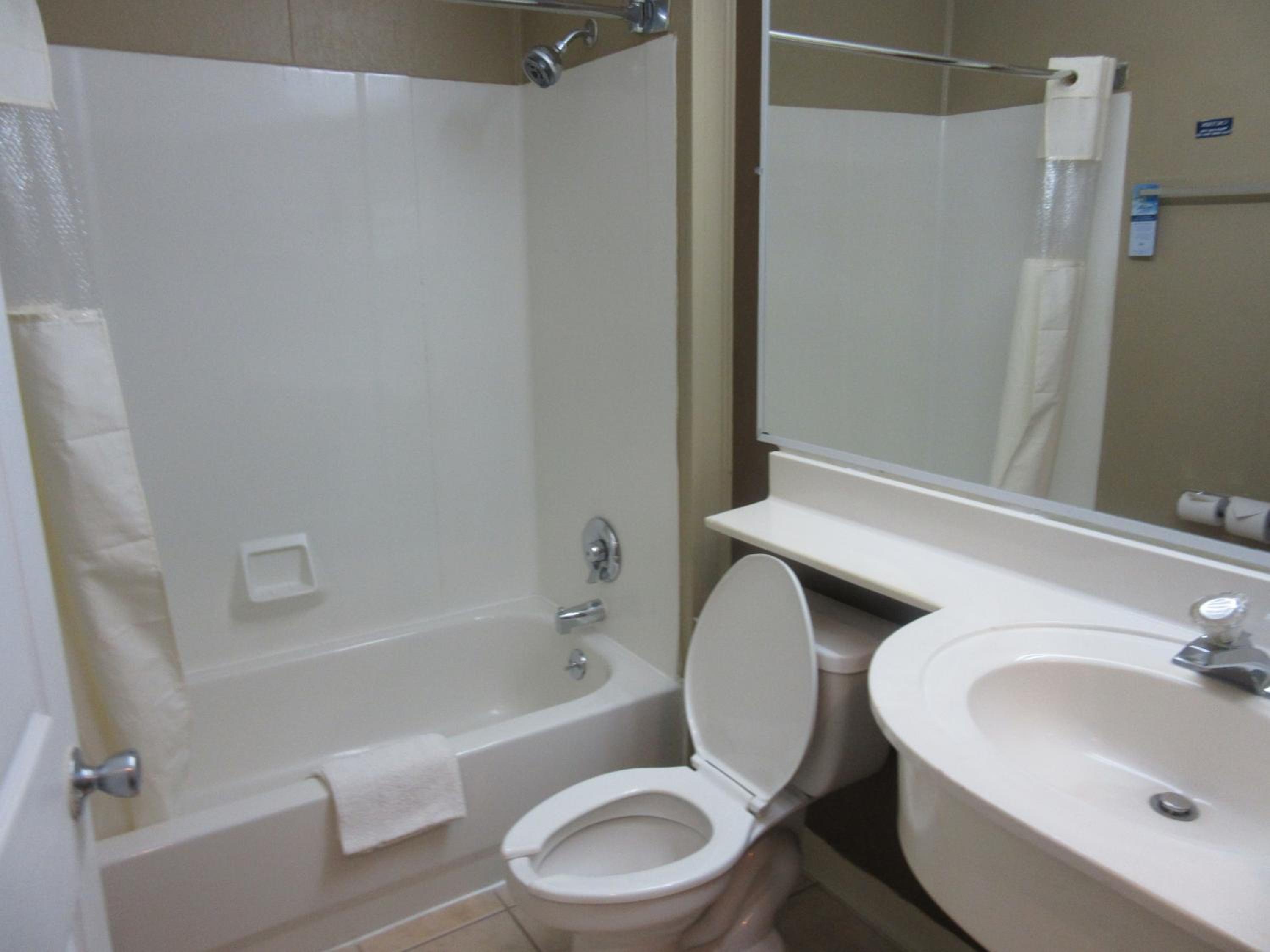 Queen Room - Non-Smoking - Photo 4