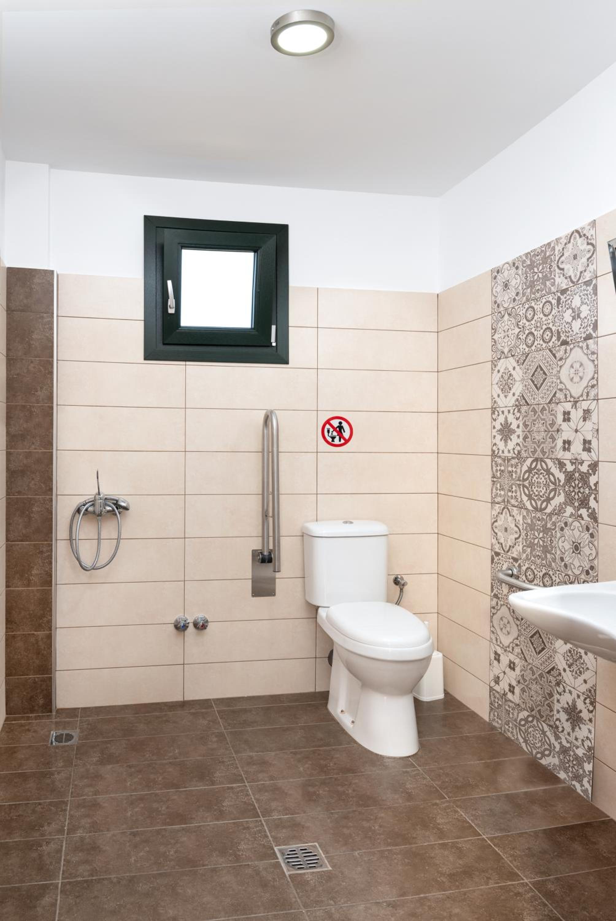 Quadruple Room - Disability Access - Photo 3
