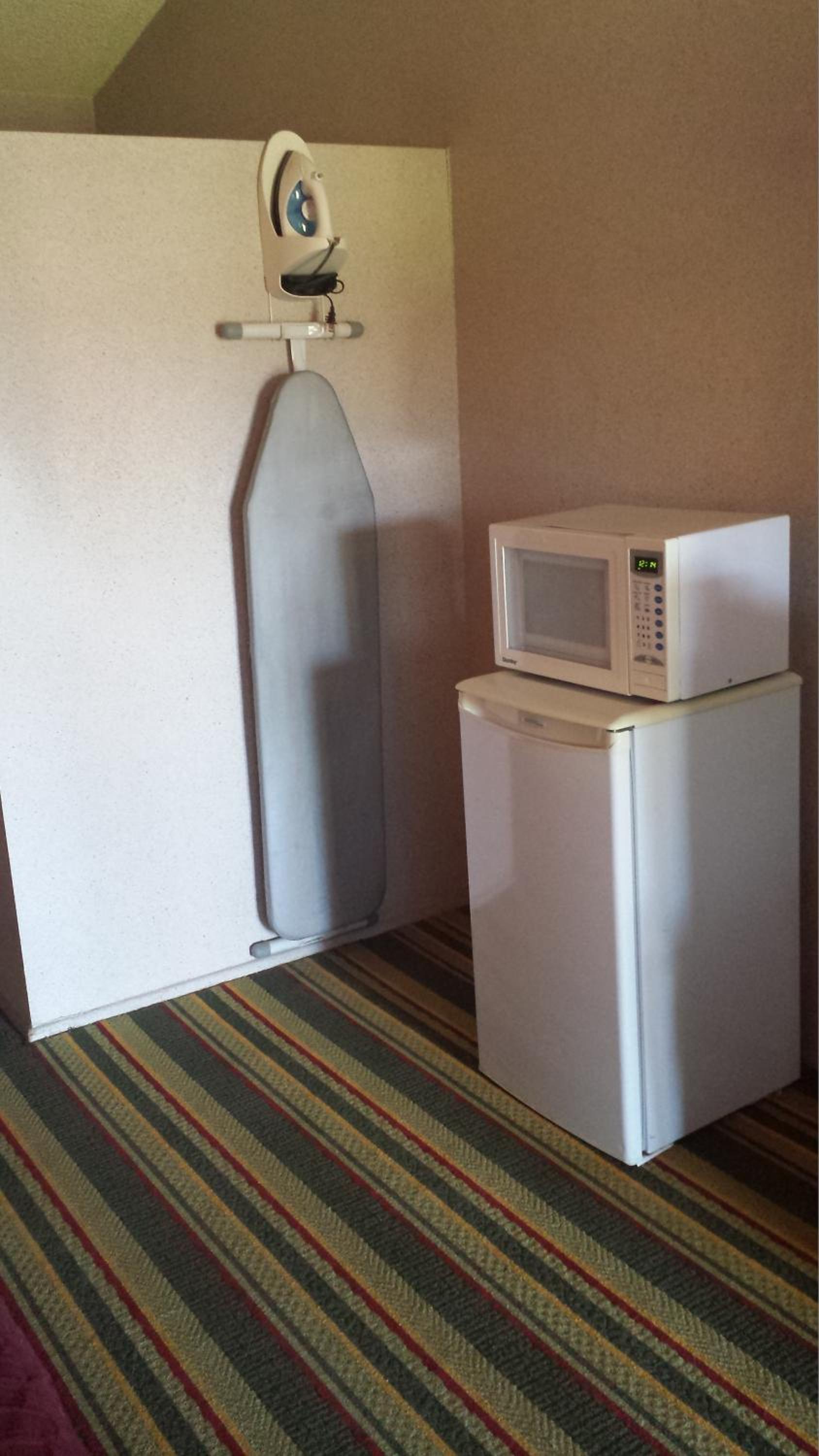 Queen Room - Non-Smoking - Photo 10