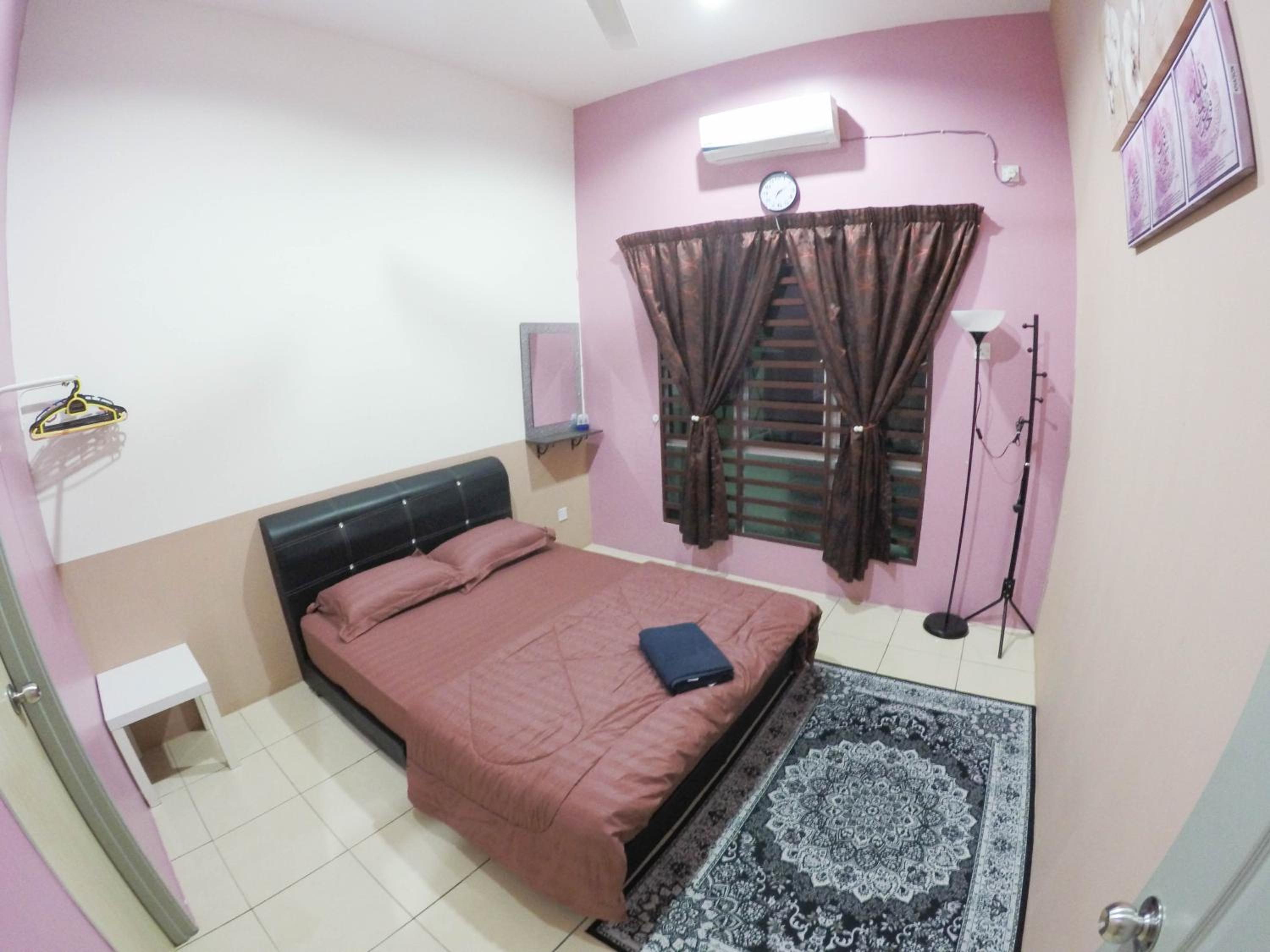 Three-Bedroom House photo 3