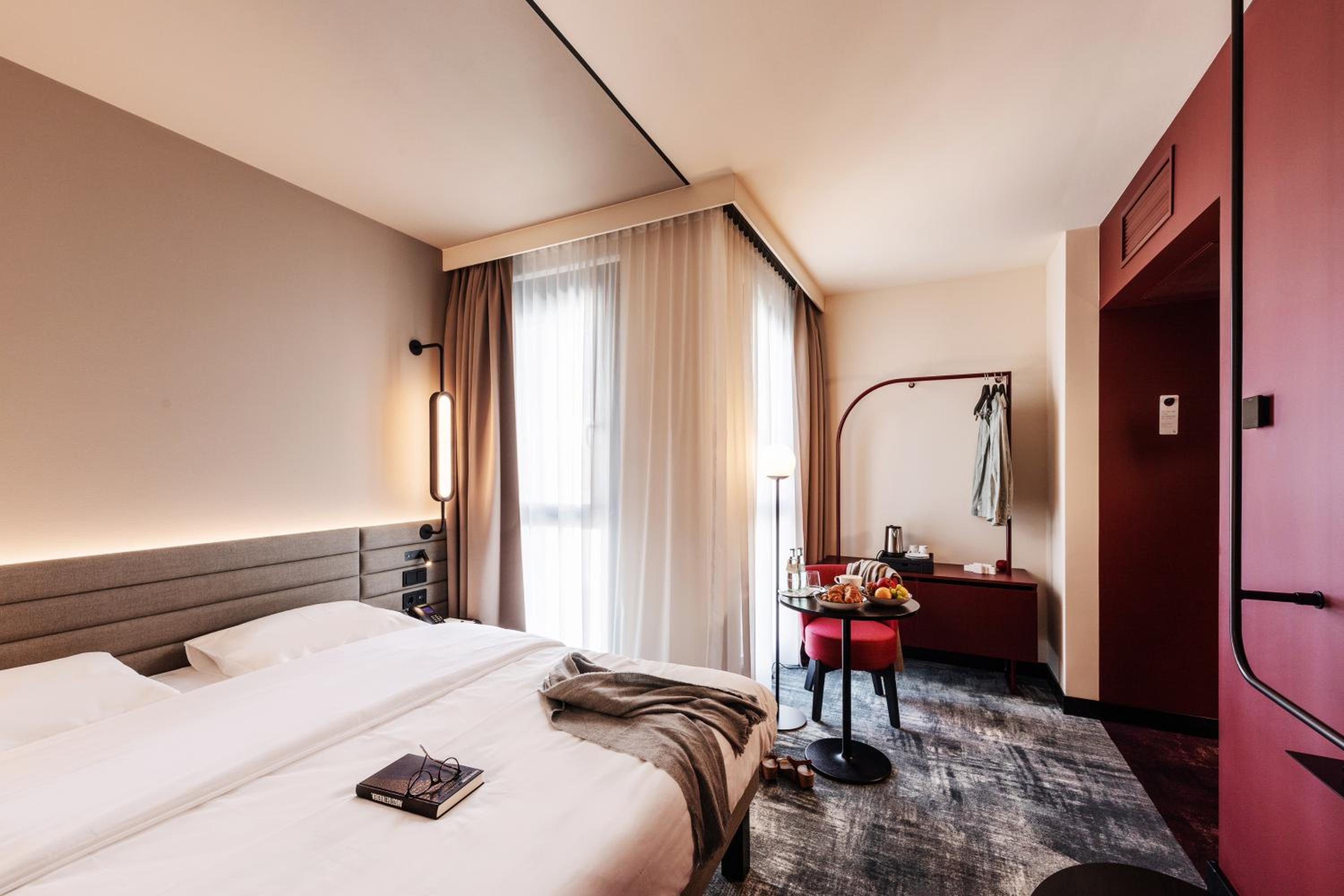 Standard King Room - Photo 8