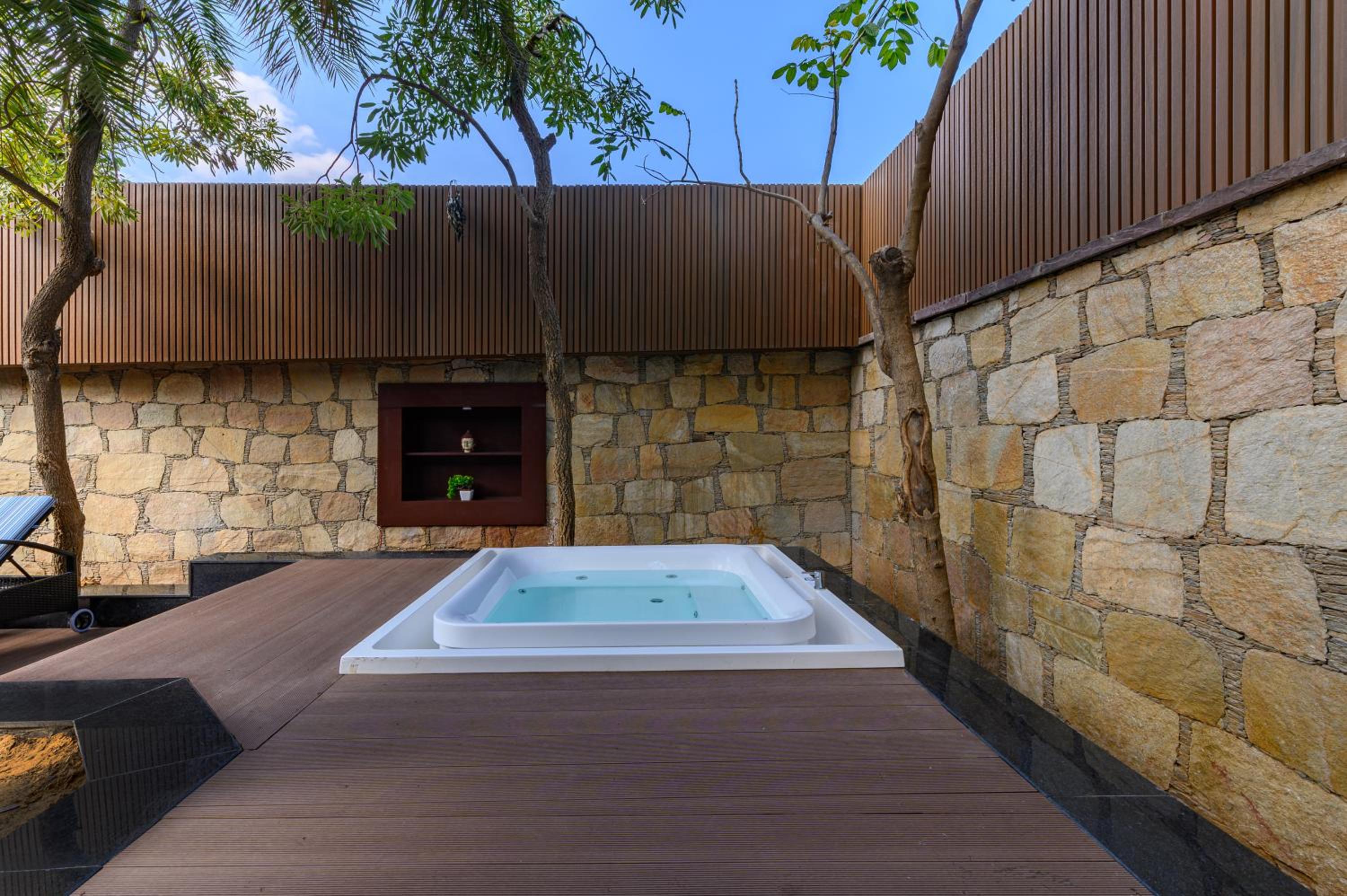 Ananta Villa: 10% discount on Food & Beverages (excluding In-Room Dining and Liquor), 10% discount on Spa Services, Laundry Services, Complimentary Happy Hour Offer – Buy 1 Get 1 Free, available daily from 11:00 AM to 7:00 PM. photo 2