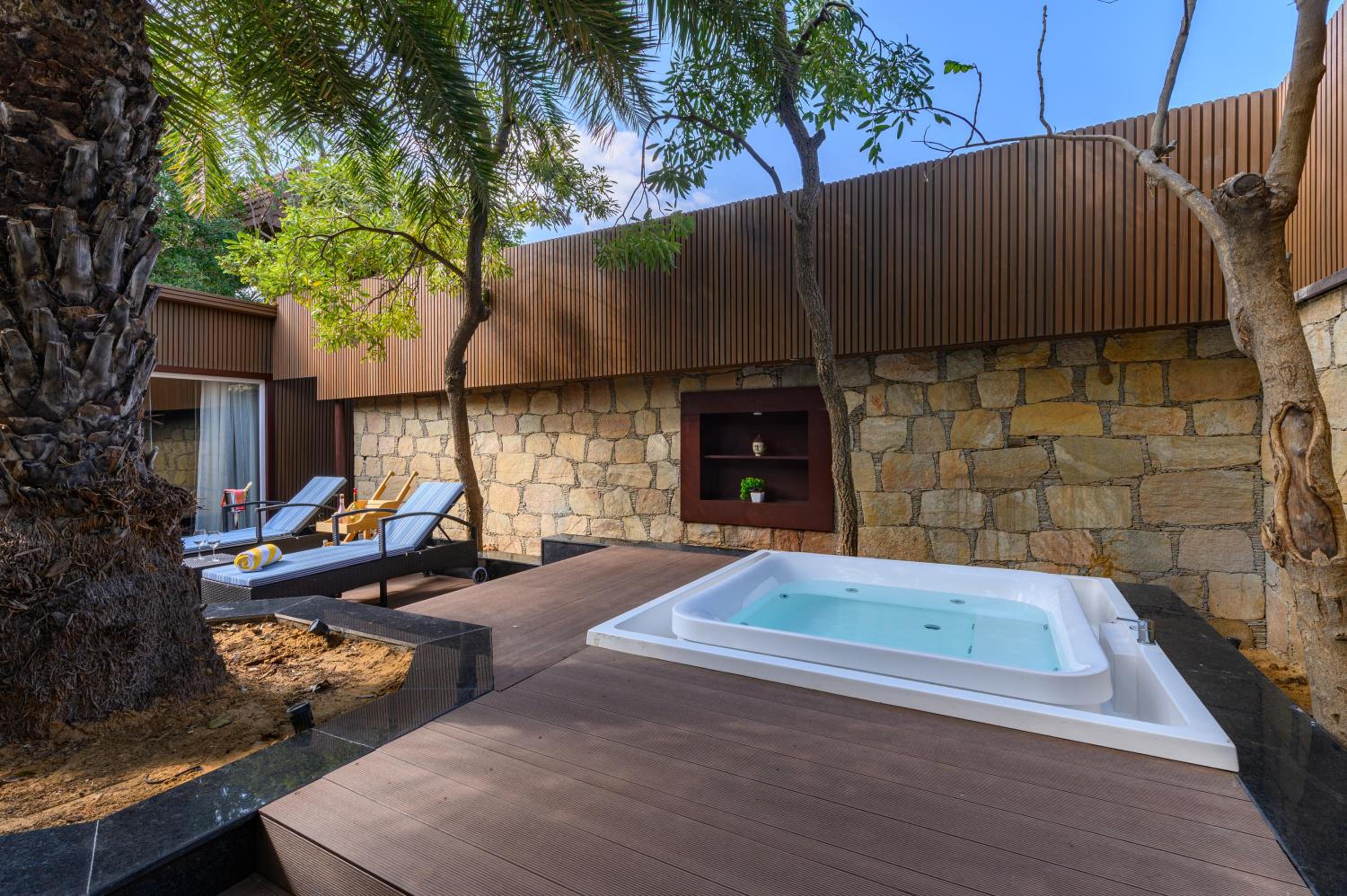Ananta Villa: 10% discount on Food & Beverages (excluding In-Room Dining and Liquor), 10% discount on Spa Services, Laundry Services, Complimentary Happy Hour Offer – Buy 1 Get 1 Free, available daily from 11:00 AM to 7:00 PM. photo 3