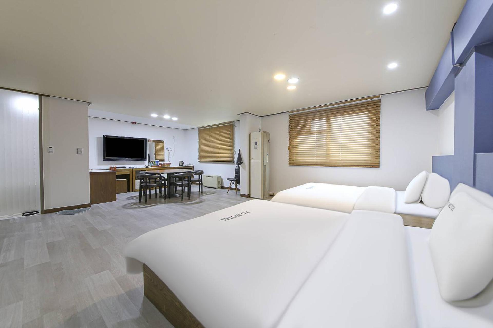 Quadruple Room with Private Bathroom - Photo 4