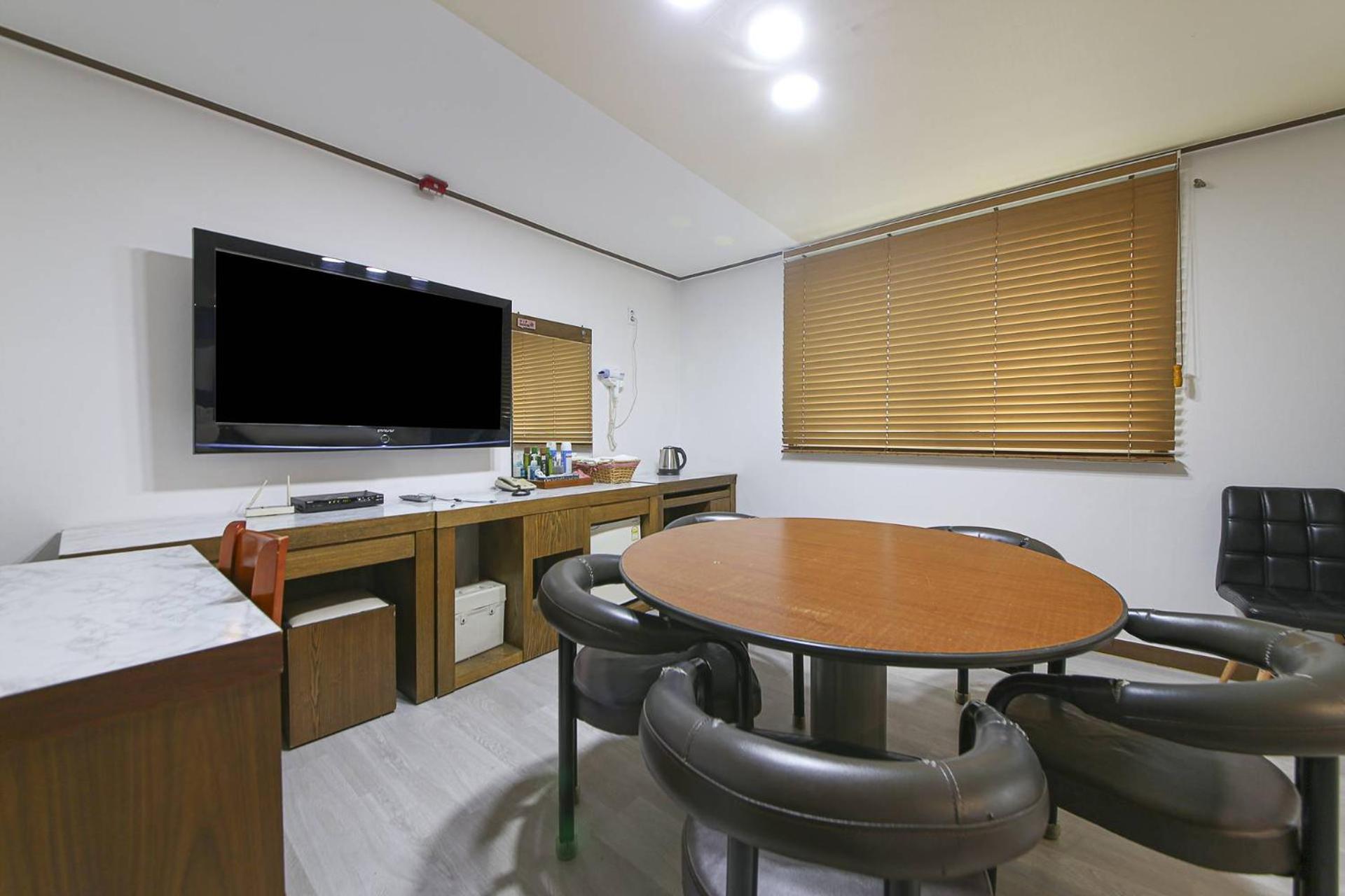 Quadruple Room with Private Bathroom - Photo 3