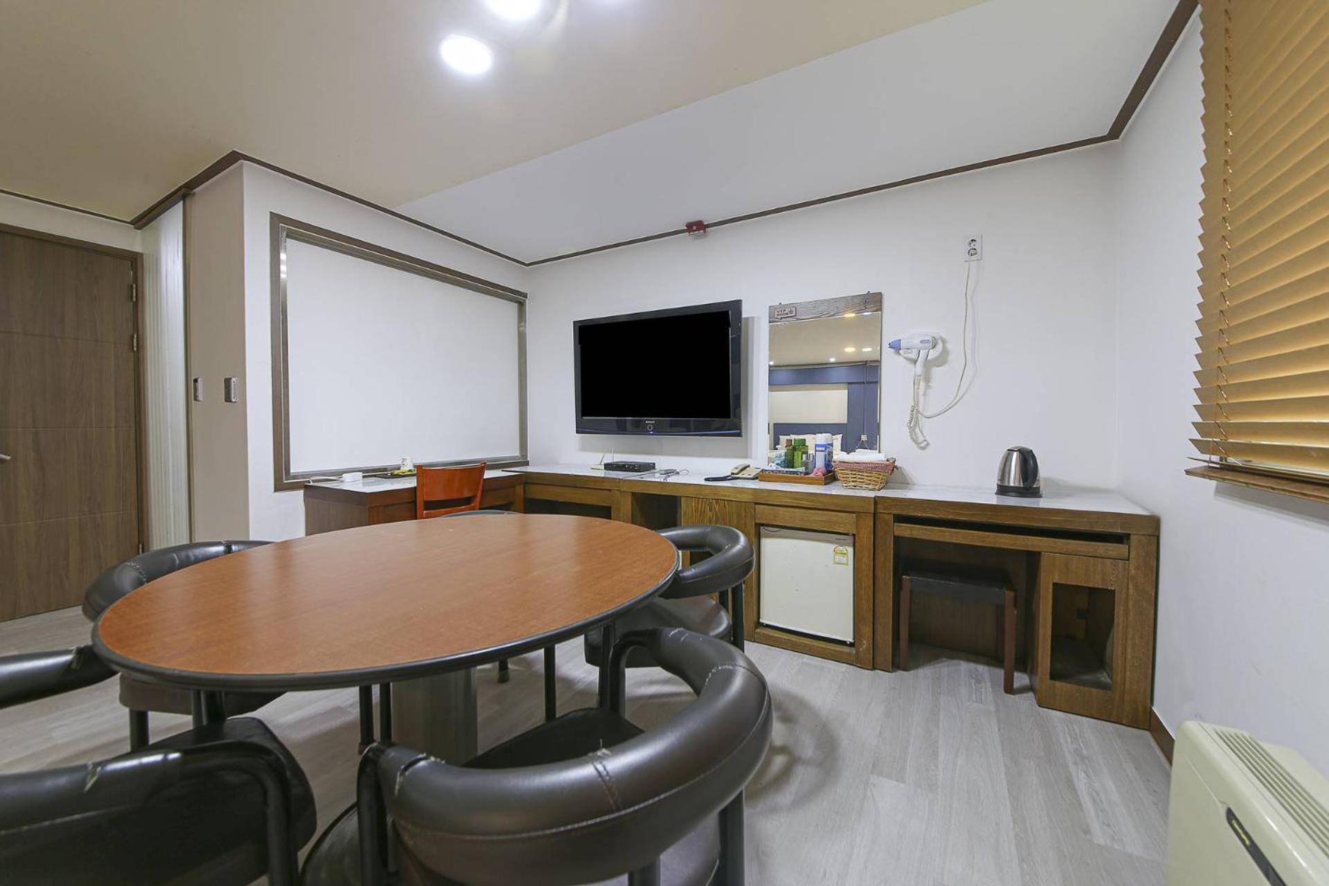 Quadruple Room with Private Bathroom - Photo 1