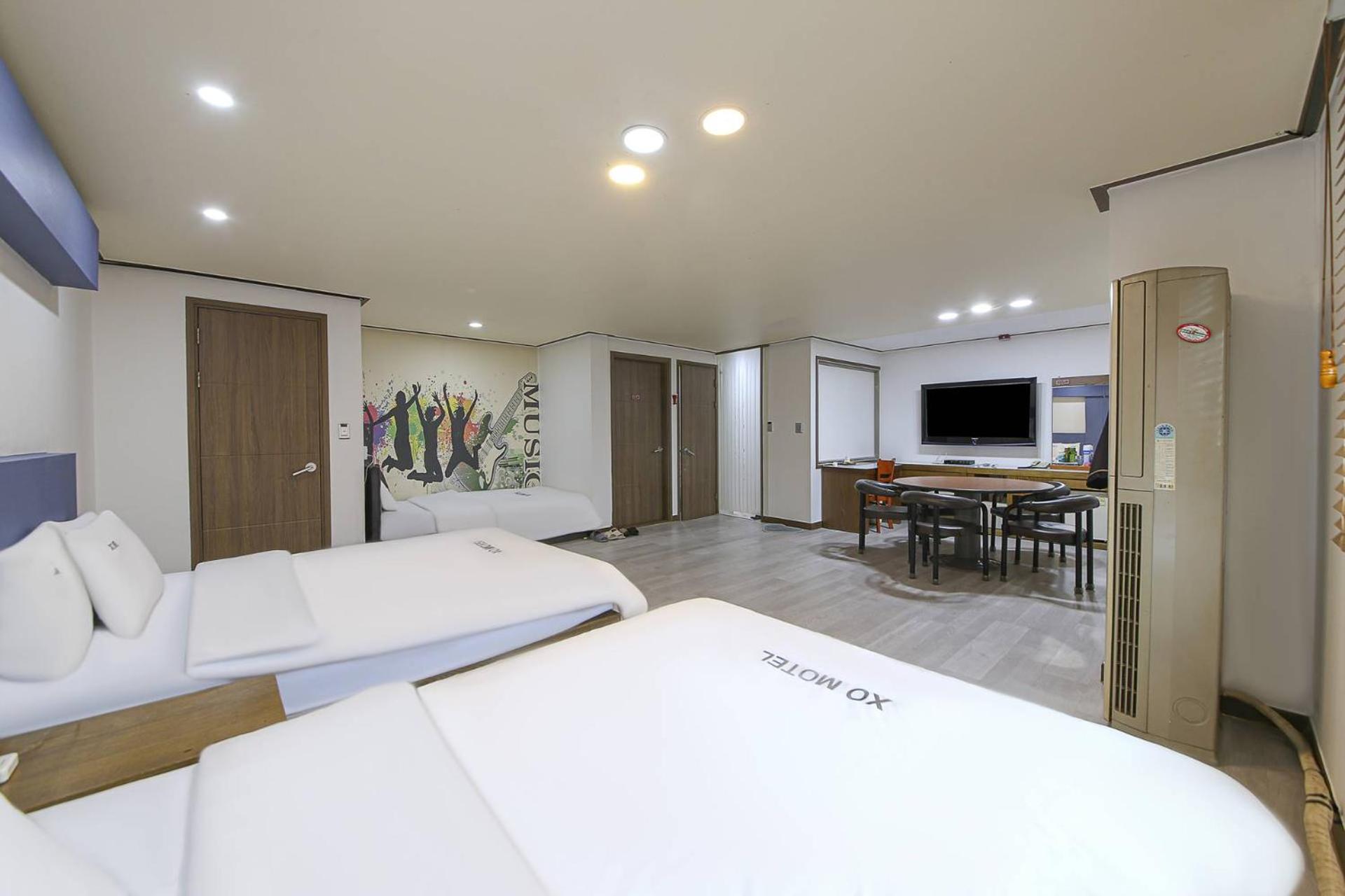 Quadruple Room with Private Bathroom - Photo 2