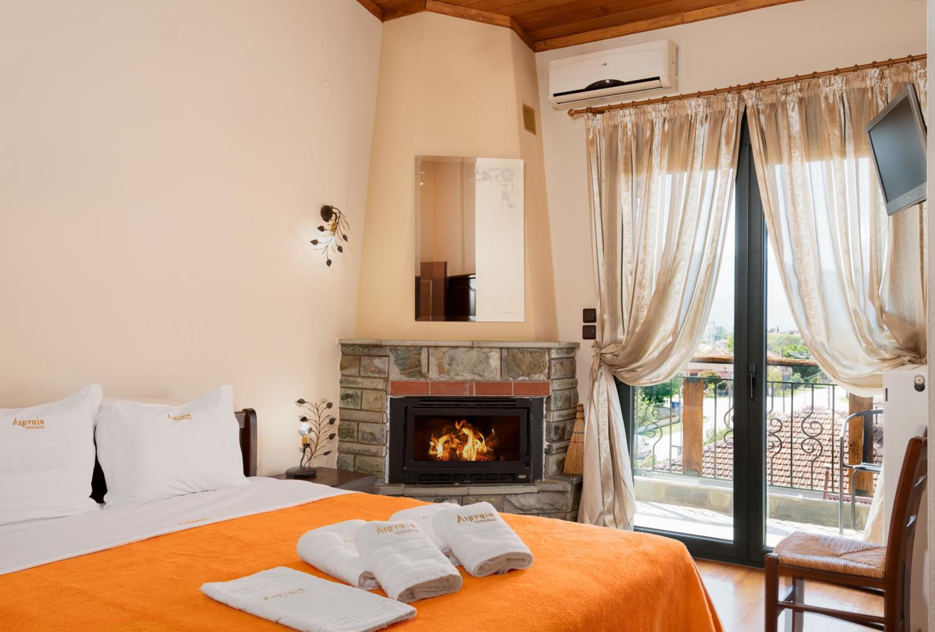 Double or Twin Room with Fireplace - Photo 11