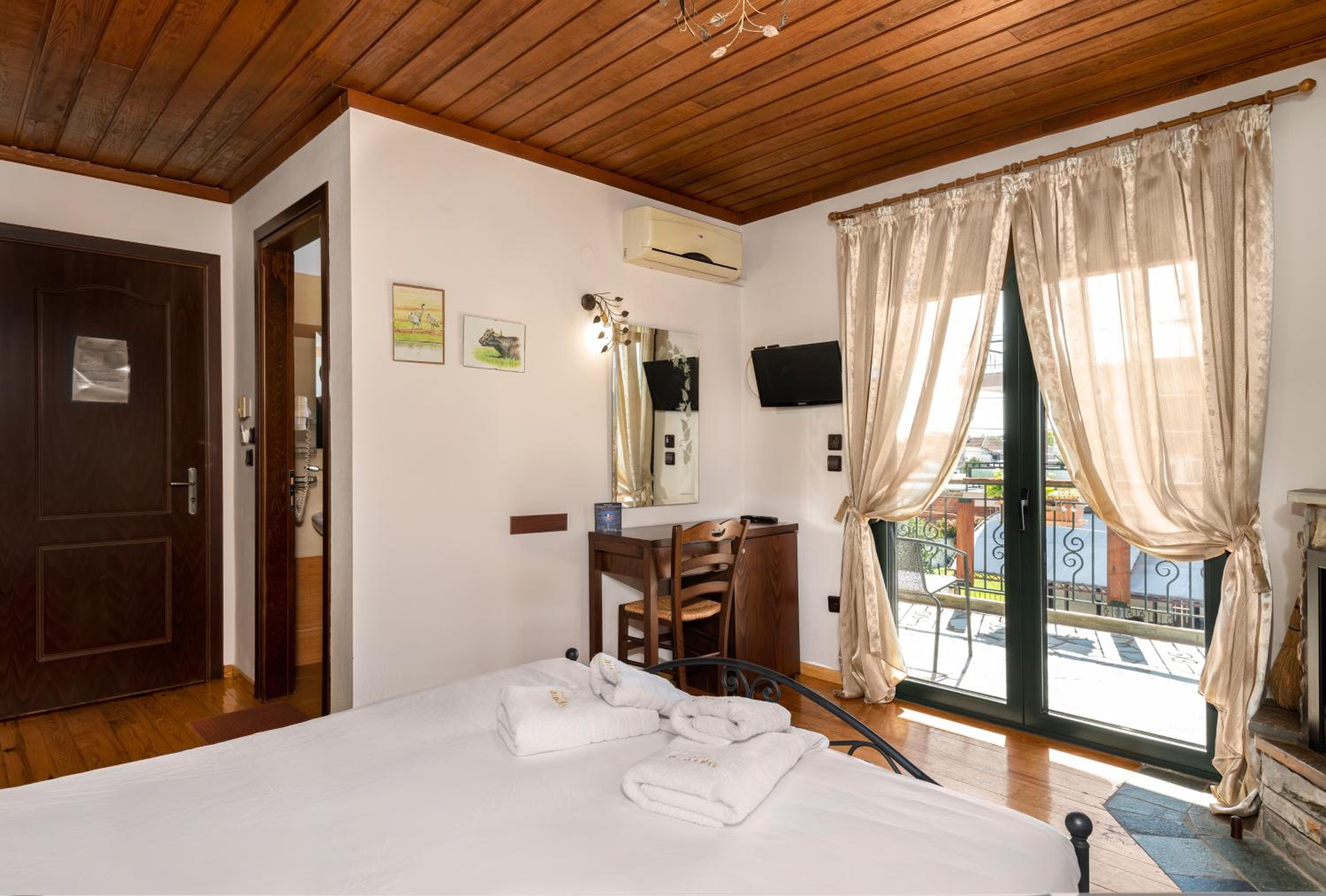 Double or Twin Room with Fireplace - Photo 10