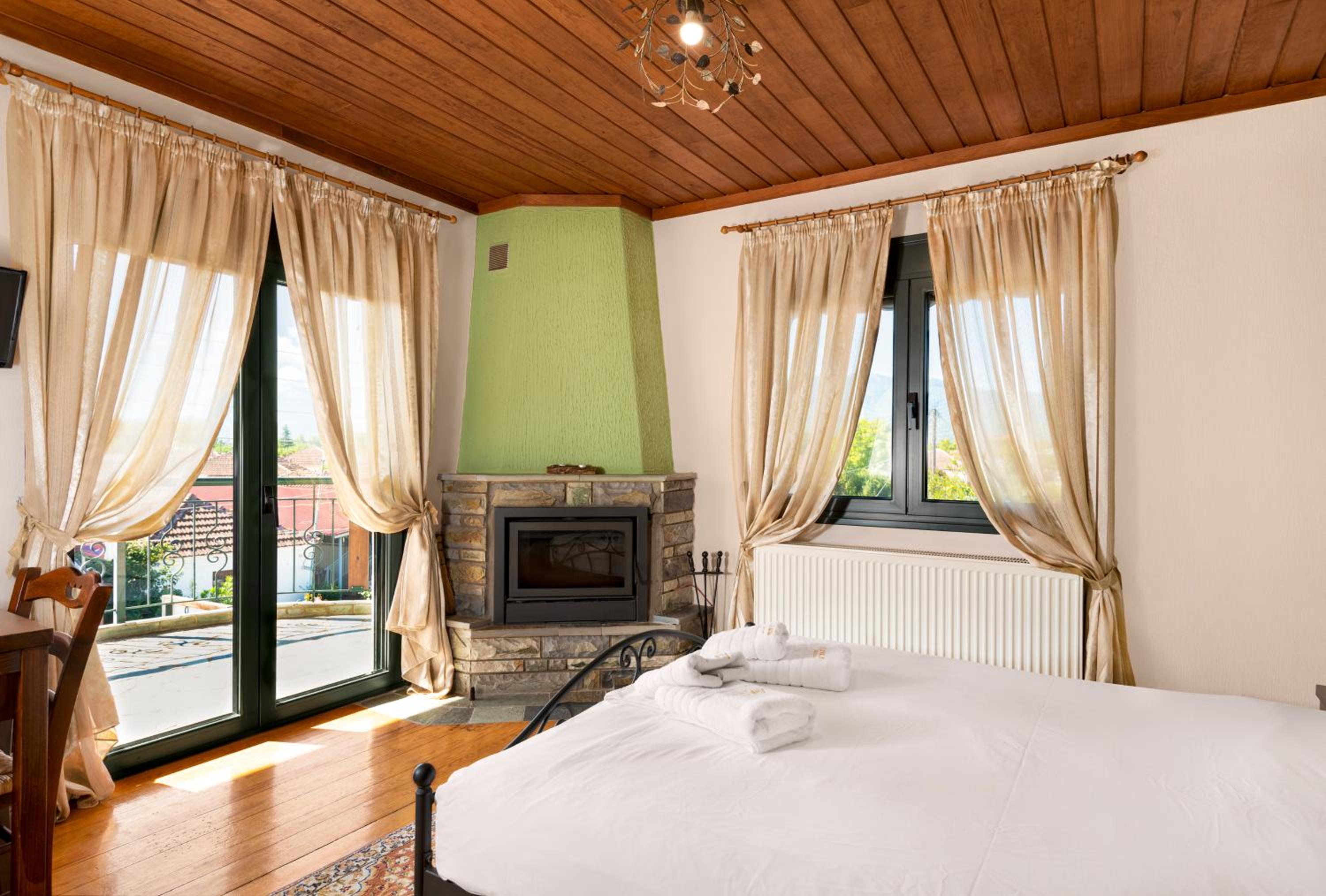 Double or Twin Room with Fireplace - Photo 16