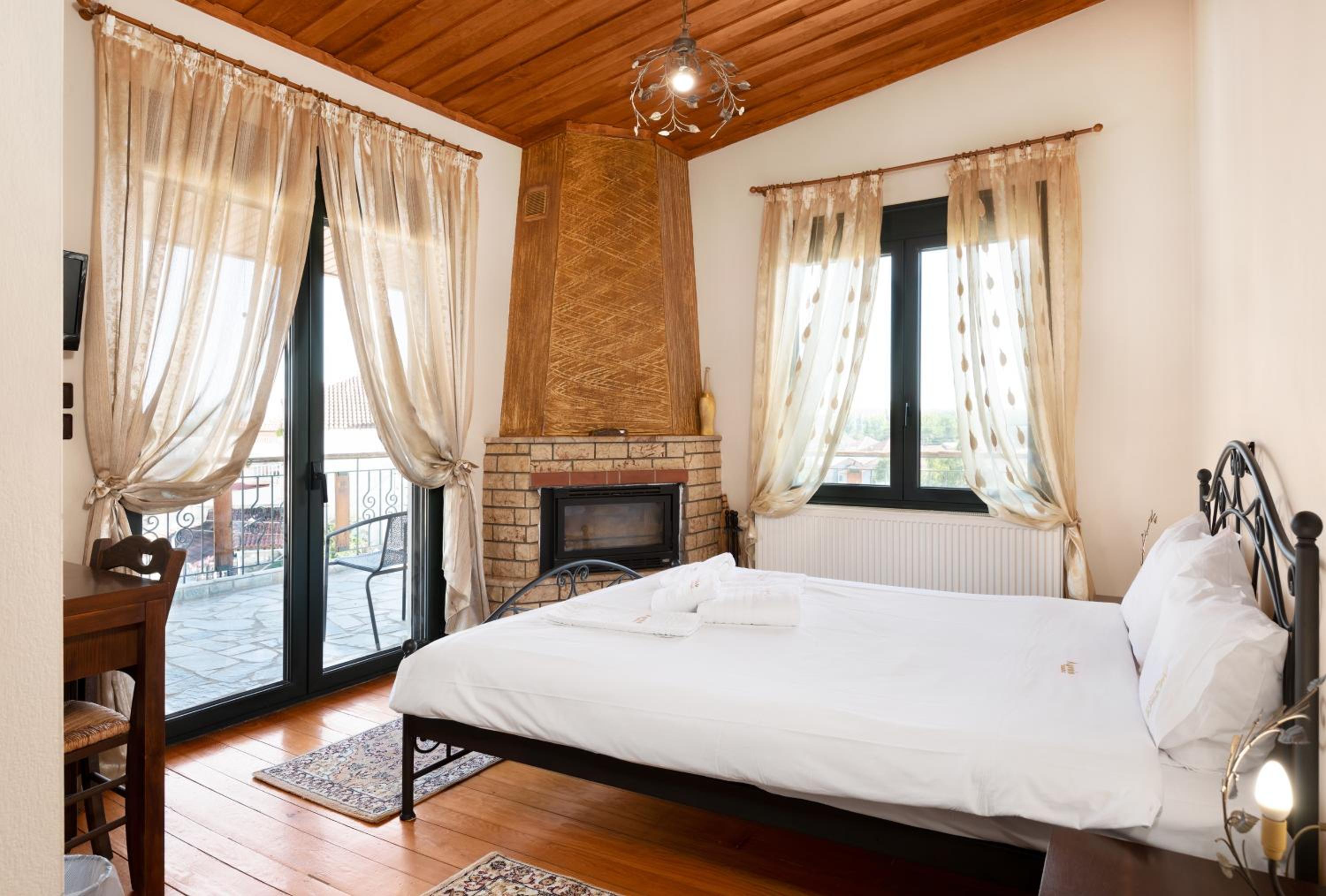 Double or Twin Room with Fireplace - Photo 14