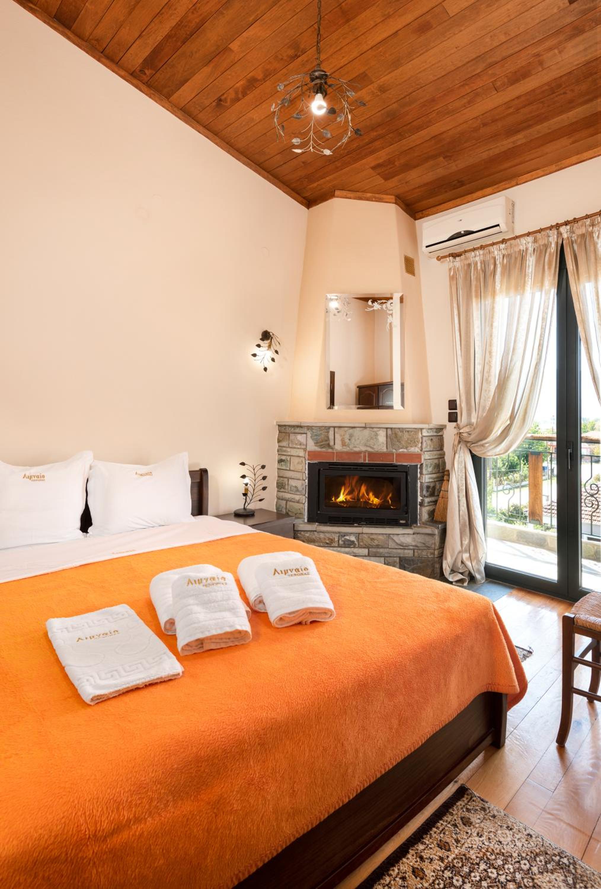 Double or Twin Room with Fireplace - Photo 17