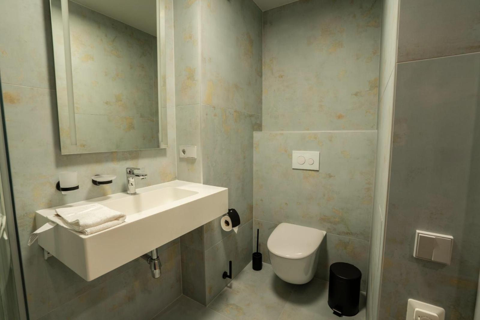 One-Bedroom Apartment - Photo 2
