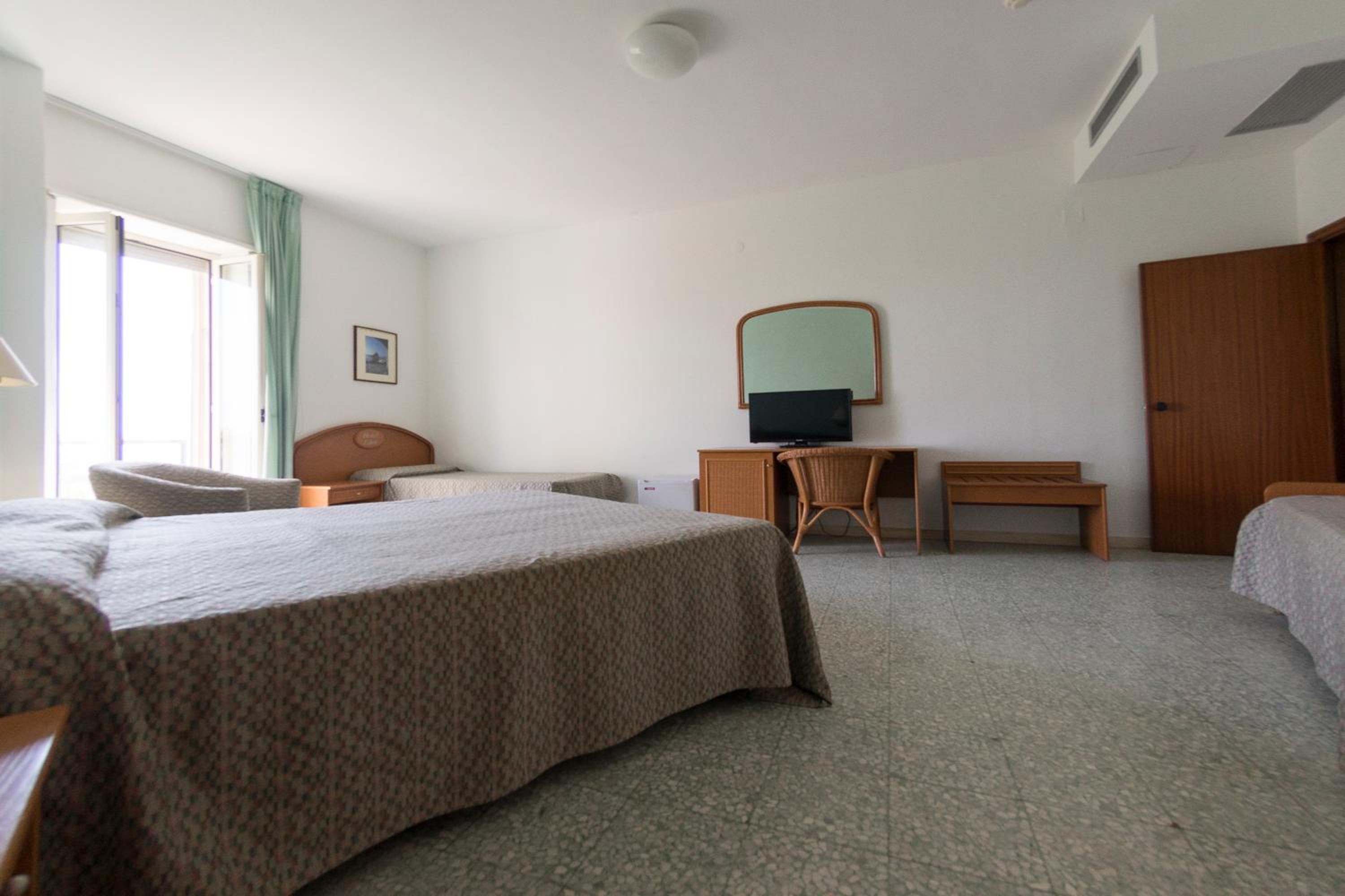 Economy Quadruple Room photo 2