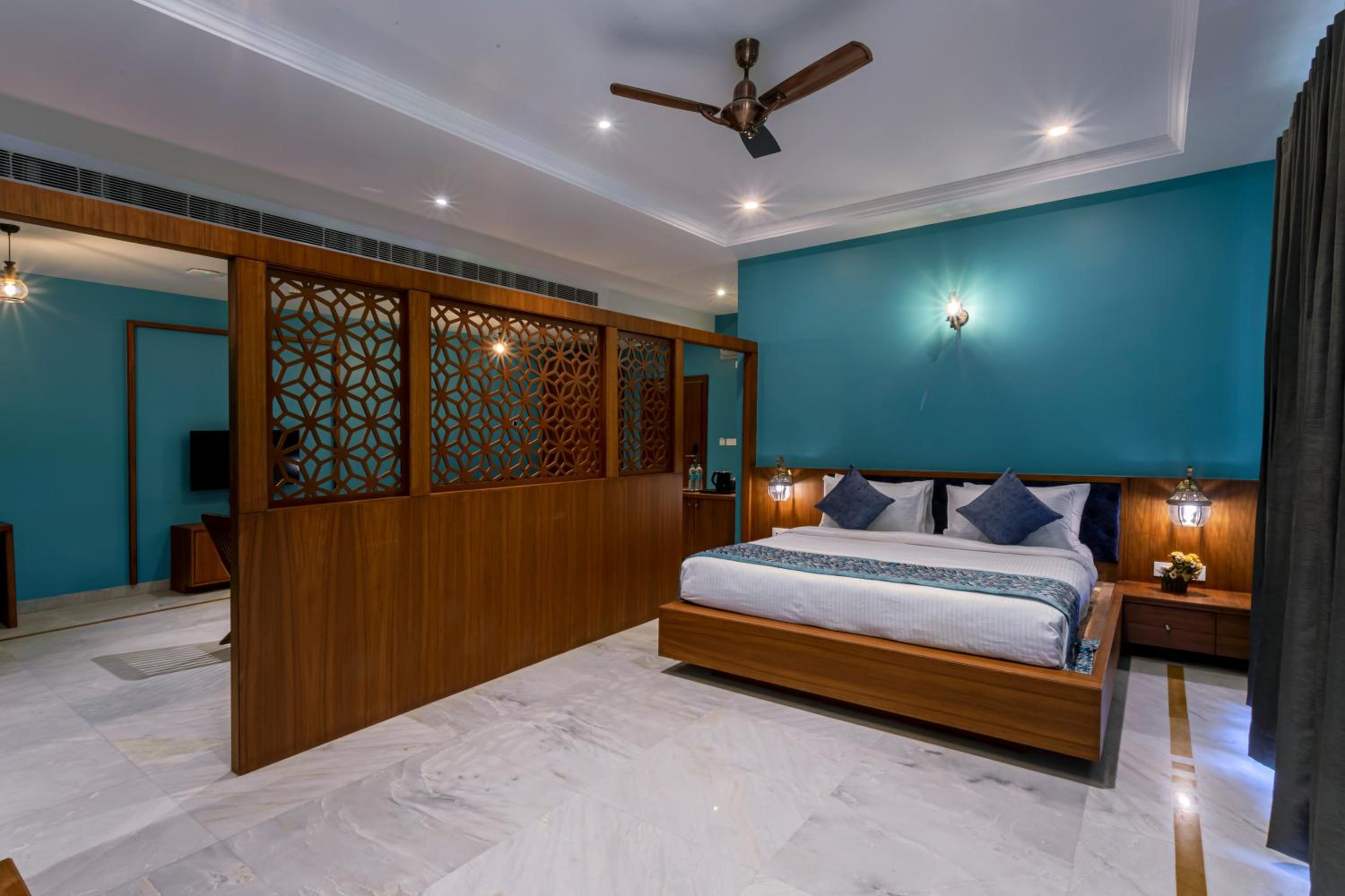 Suite with Balcony - Photo 11