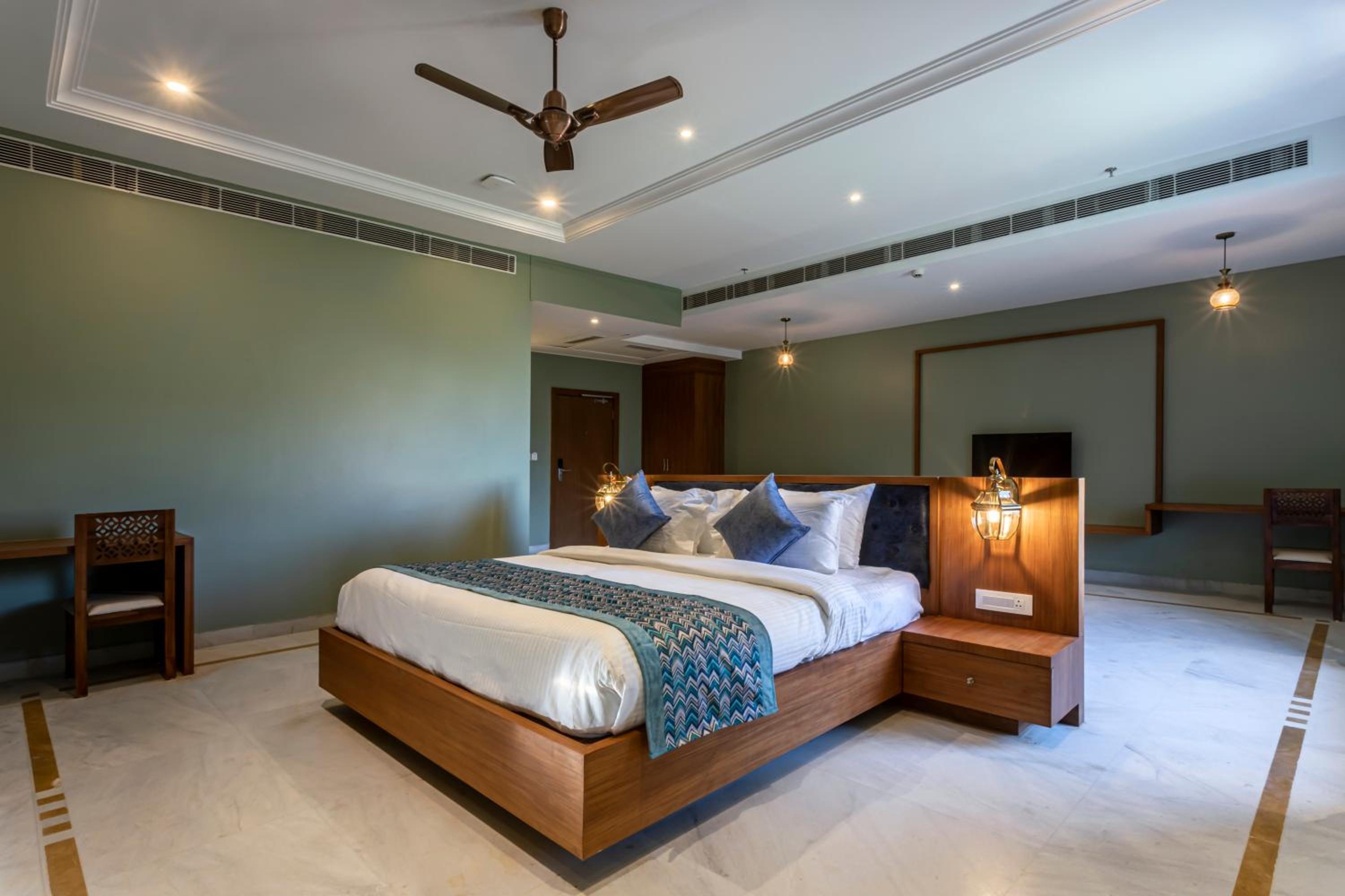 Suite with Balcony - Photo 10