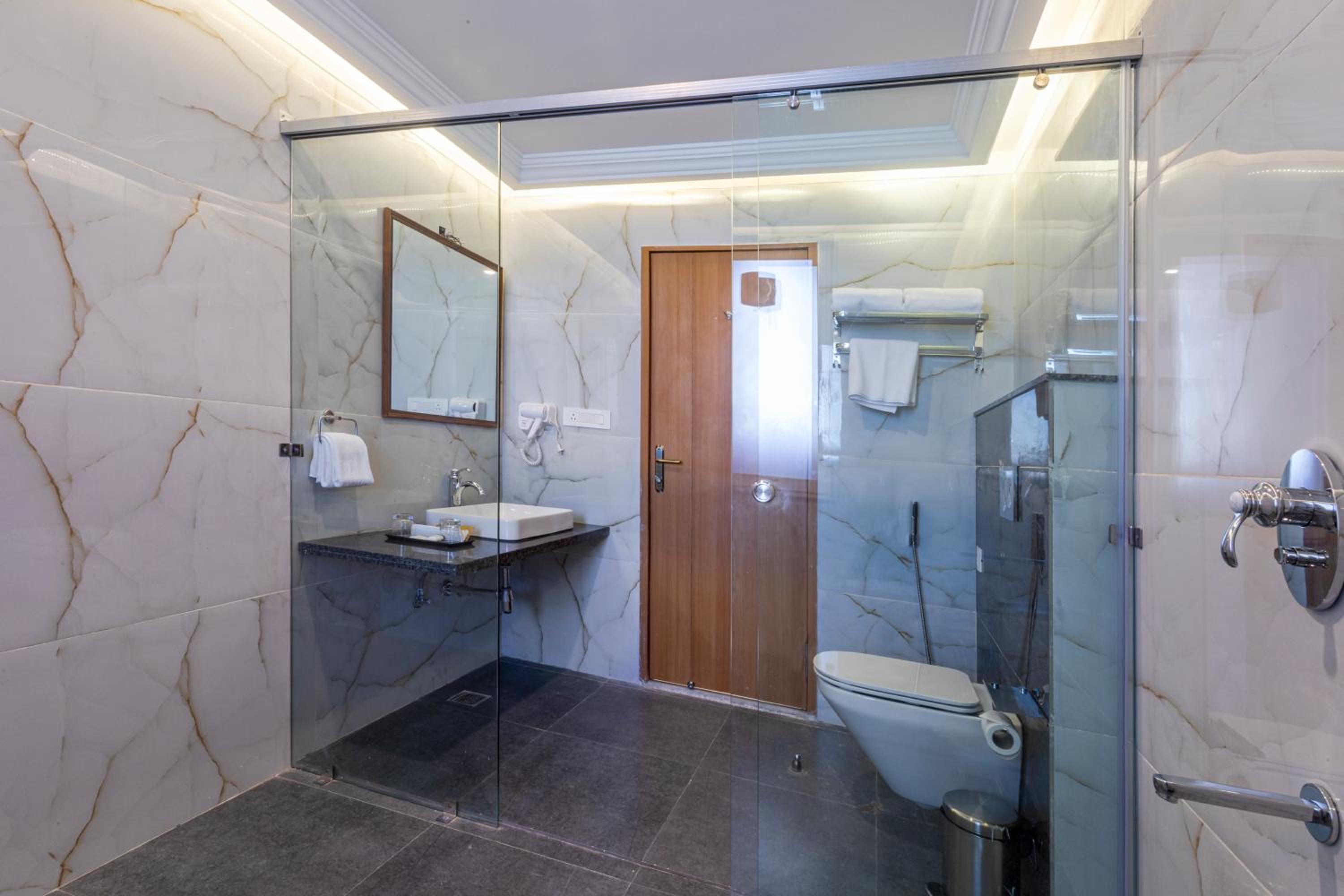 Suite with Balcony - Photo 15