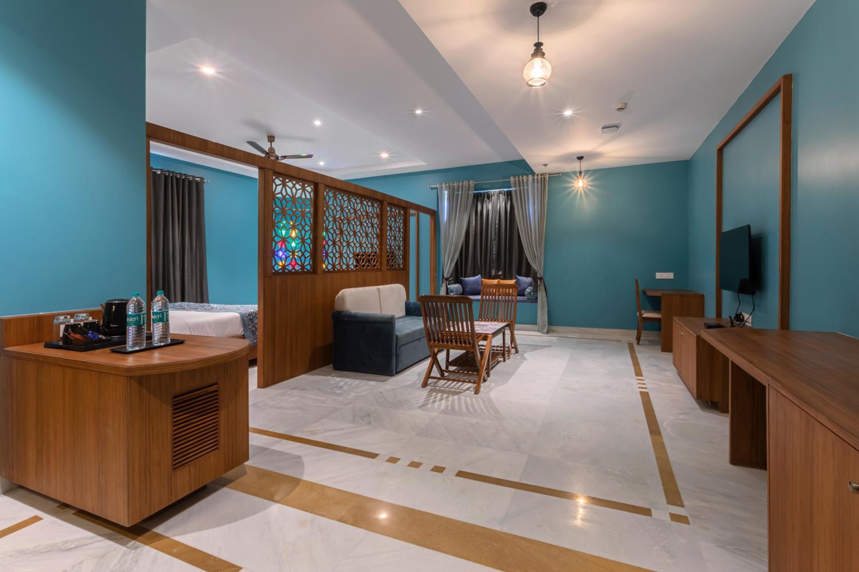 Suite with Balcony - Photo 12
