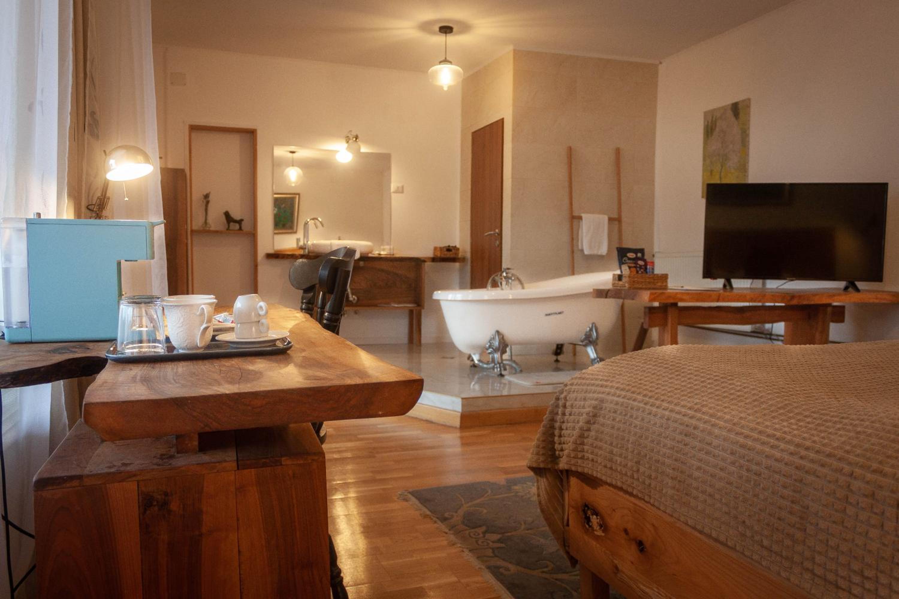 Deluxe King Room - Photo 3