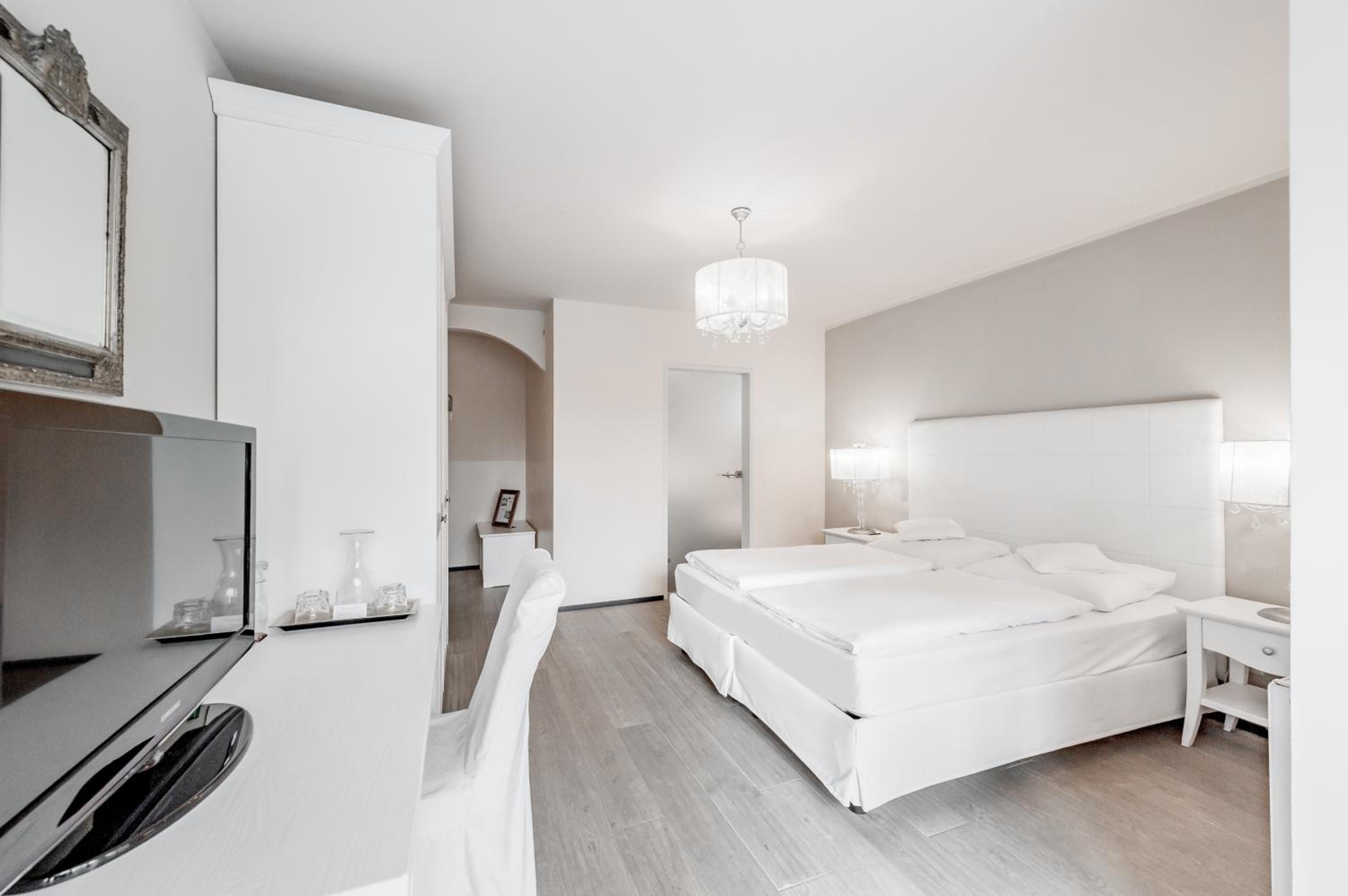 Standard Double Room - Photo 4