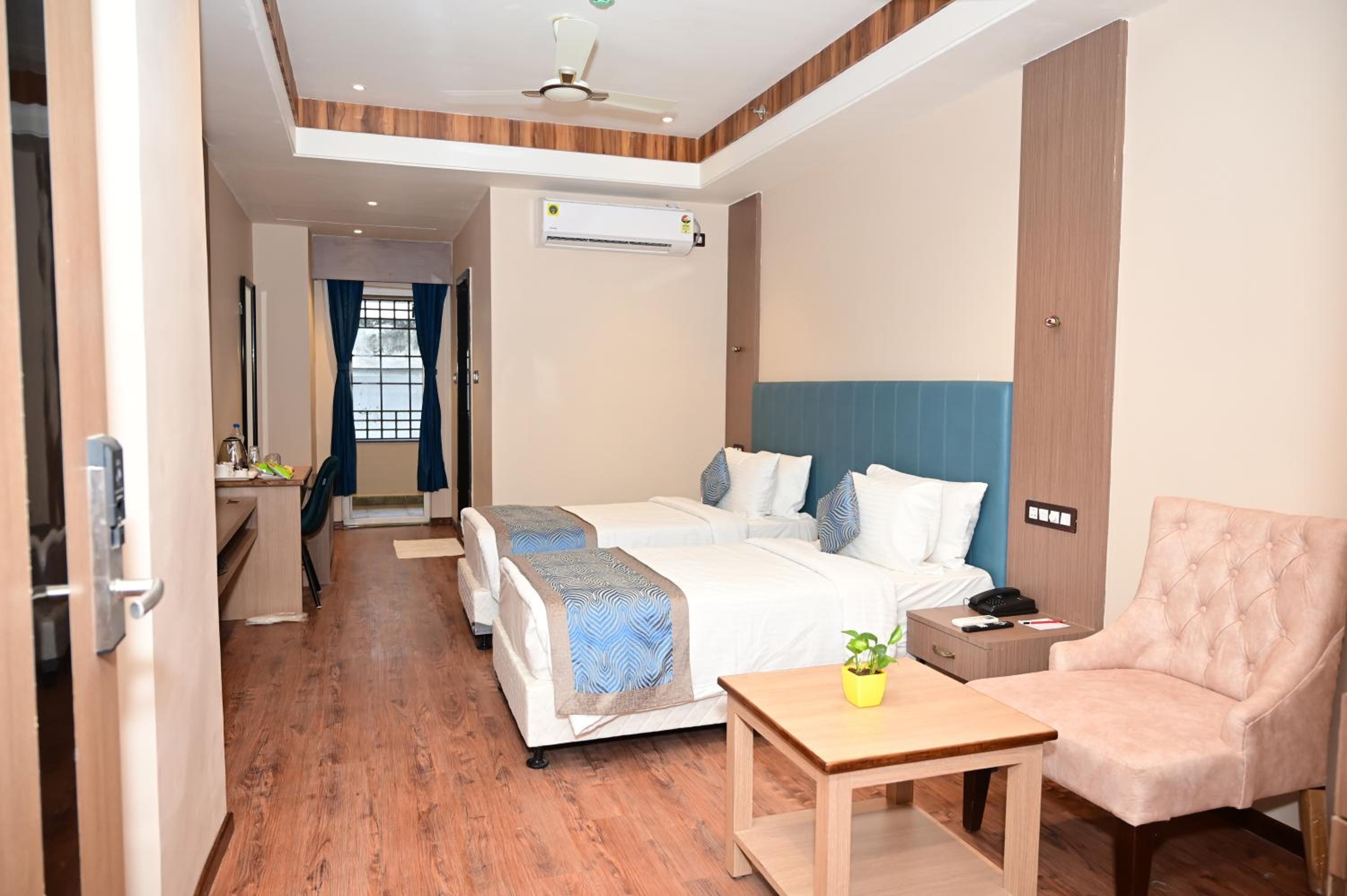 Deluxe Room (2 Adults + 1 Child)
