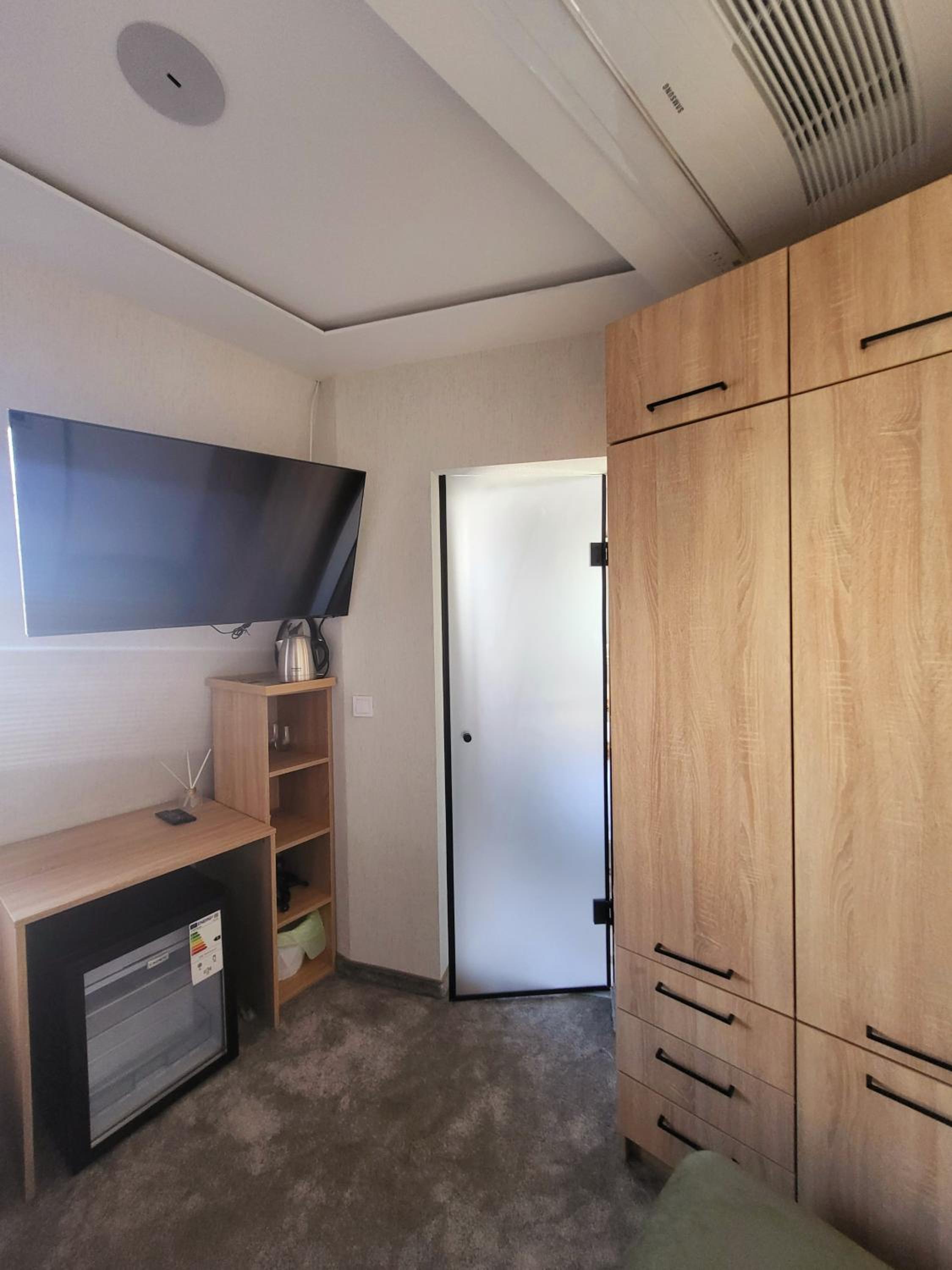 Double Room - Photo 7