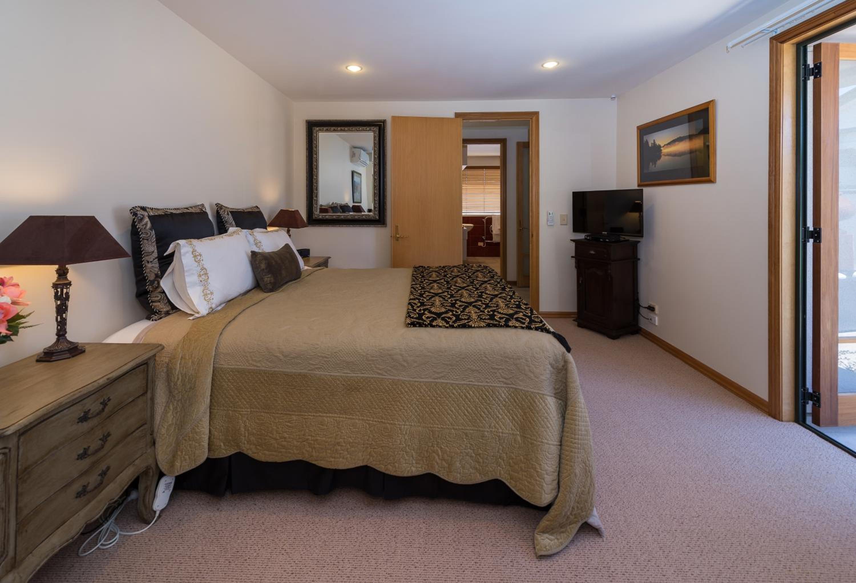 Premier King Suite photo 1