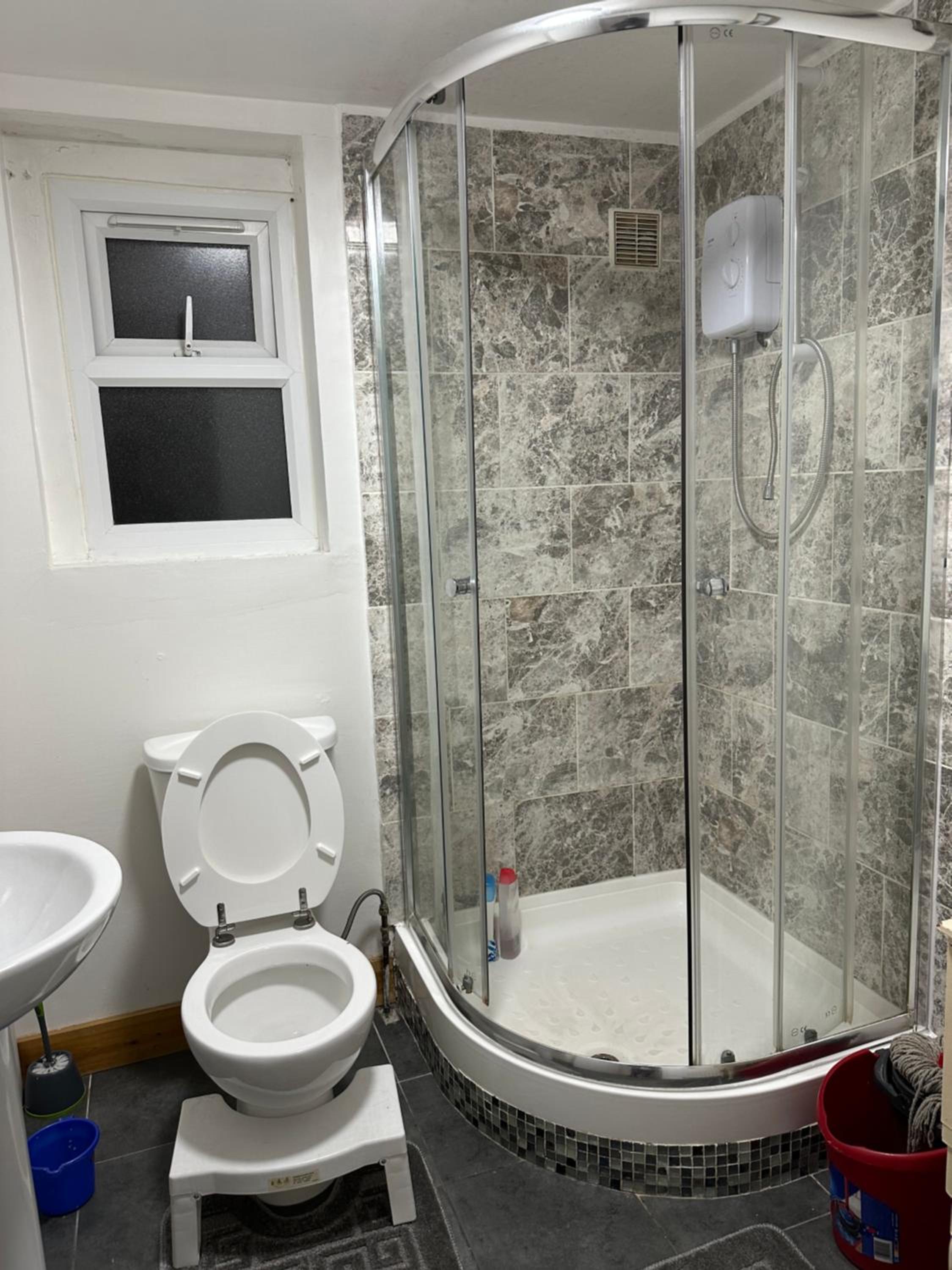 Family Room with Shared Bathroom photo 2