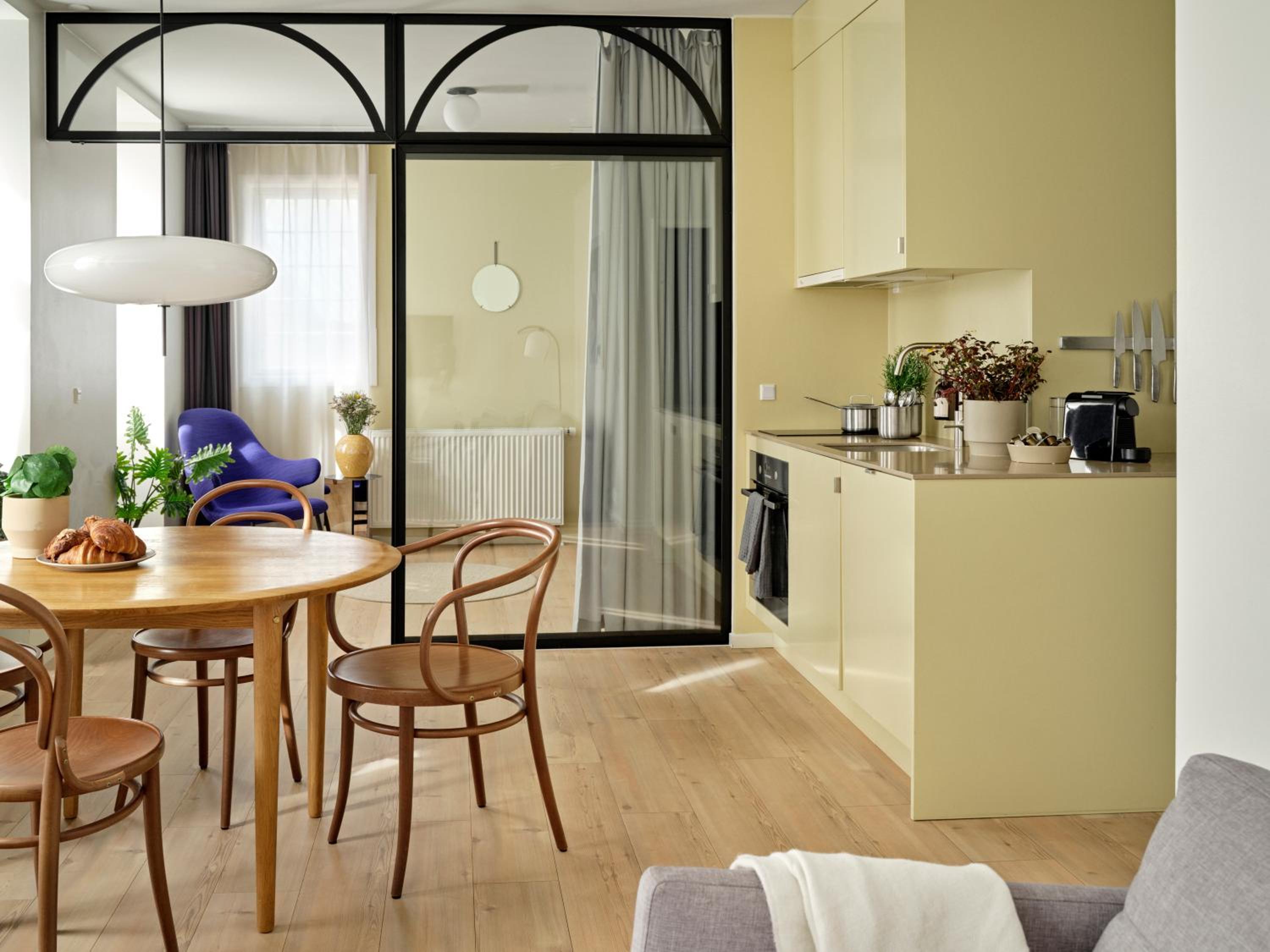 Superior One-Bedroom Apartment thumbnail 6