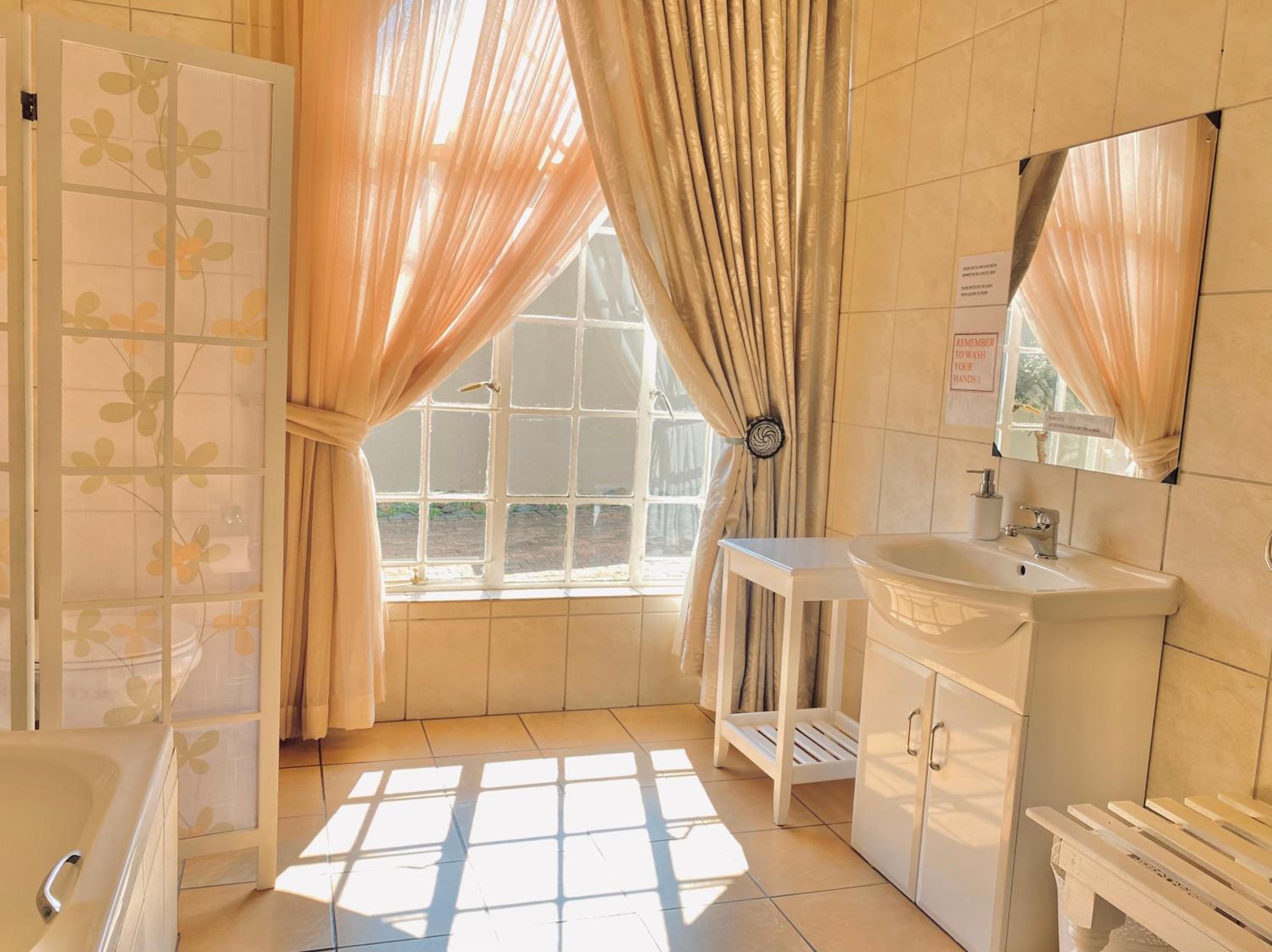 Queen Room photo 2