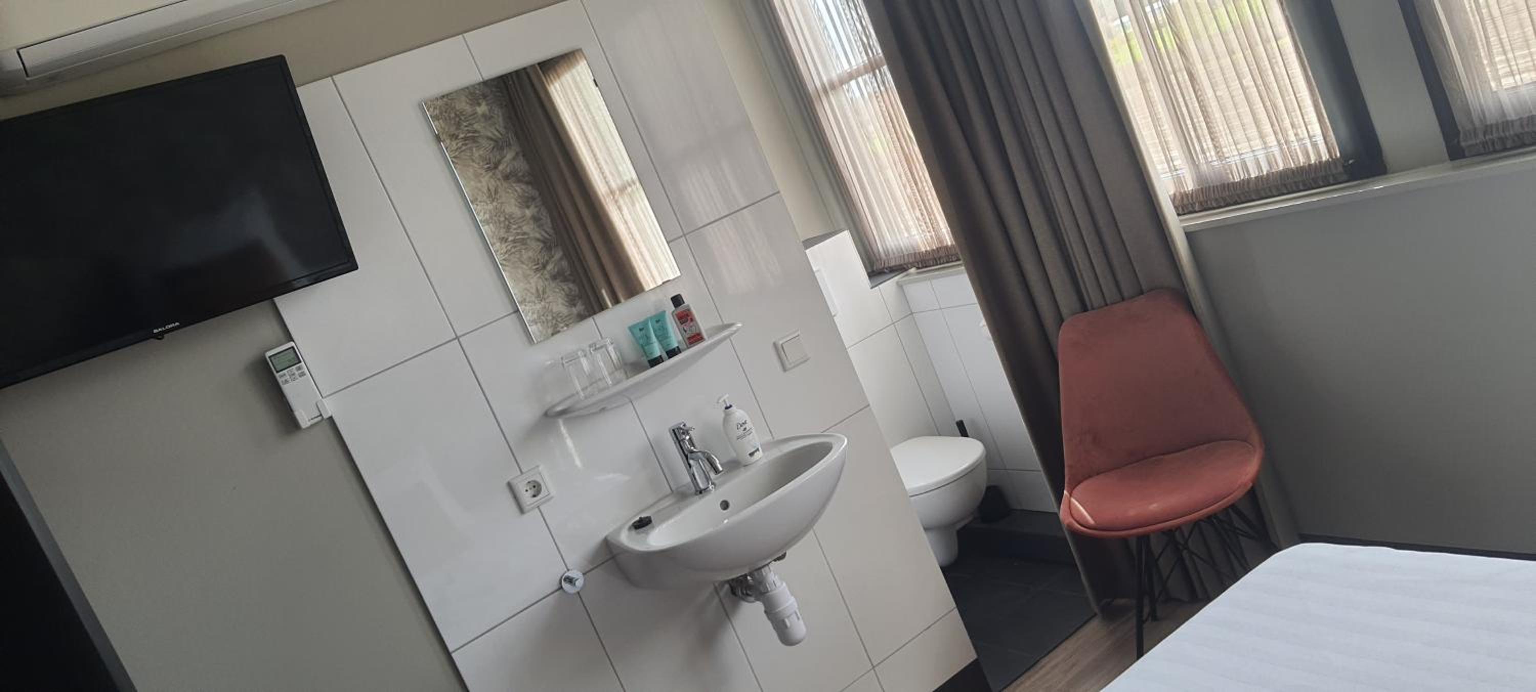 Budget Double Room - Photo 4
