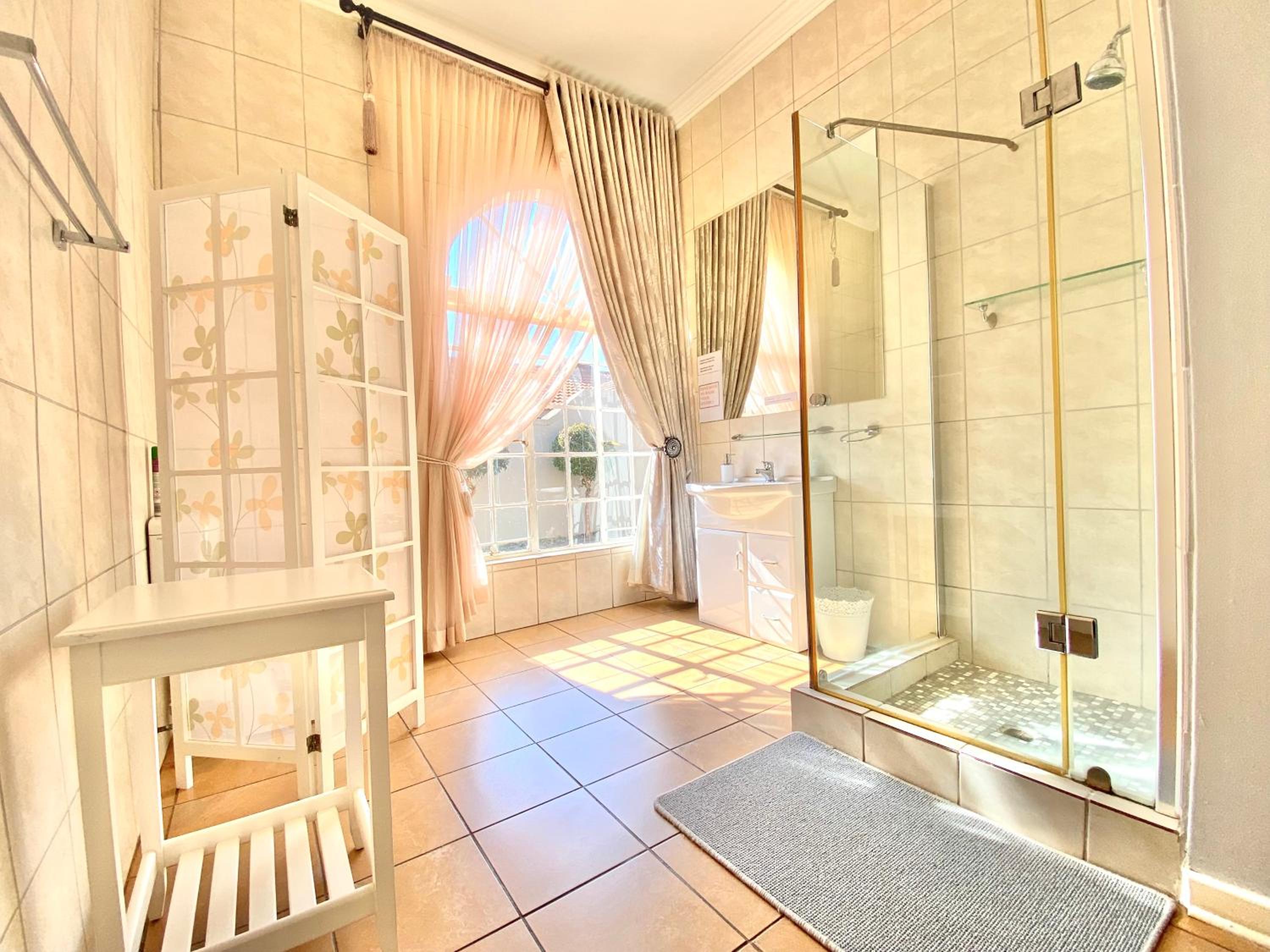 Queen Room photo 2