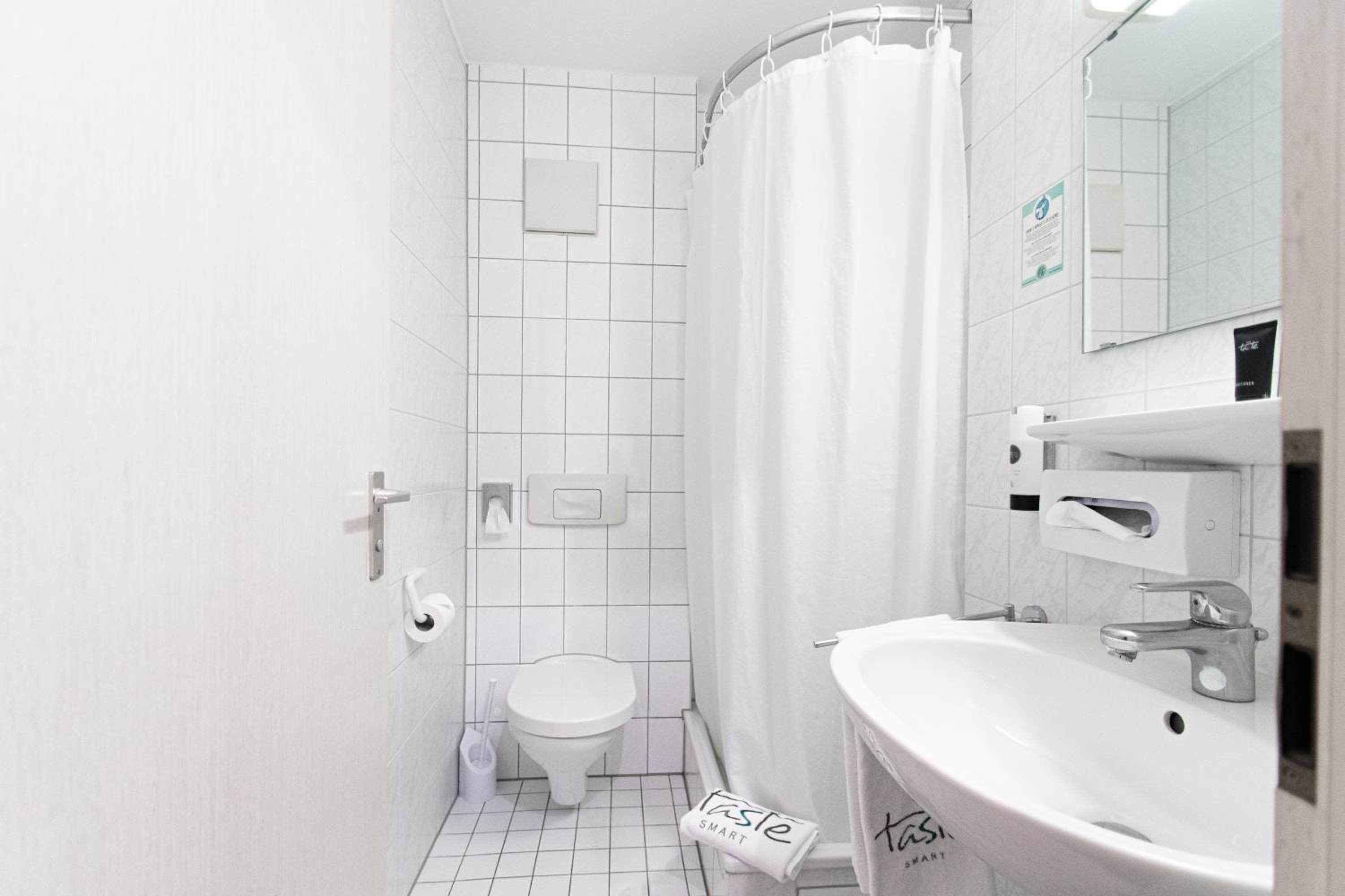 Standard Double Room - Photo 12