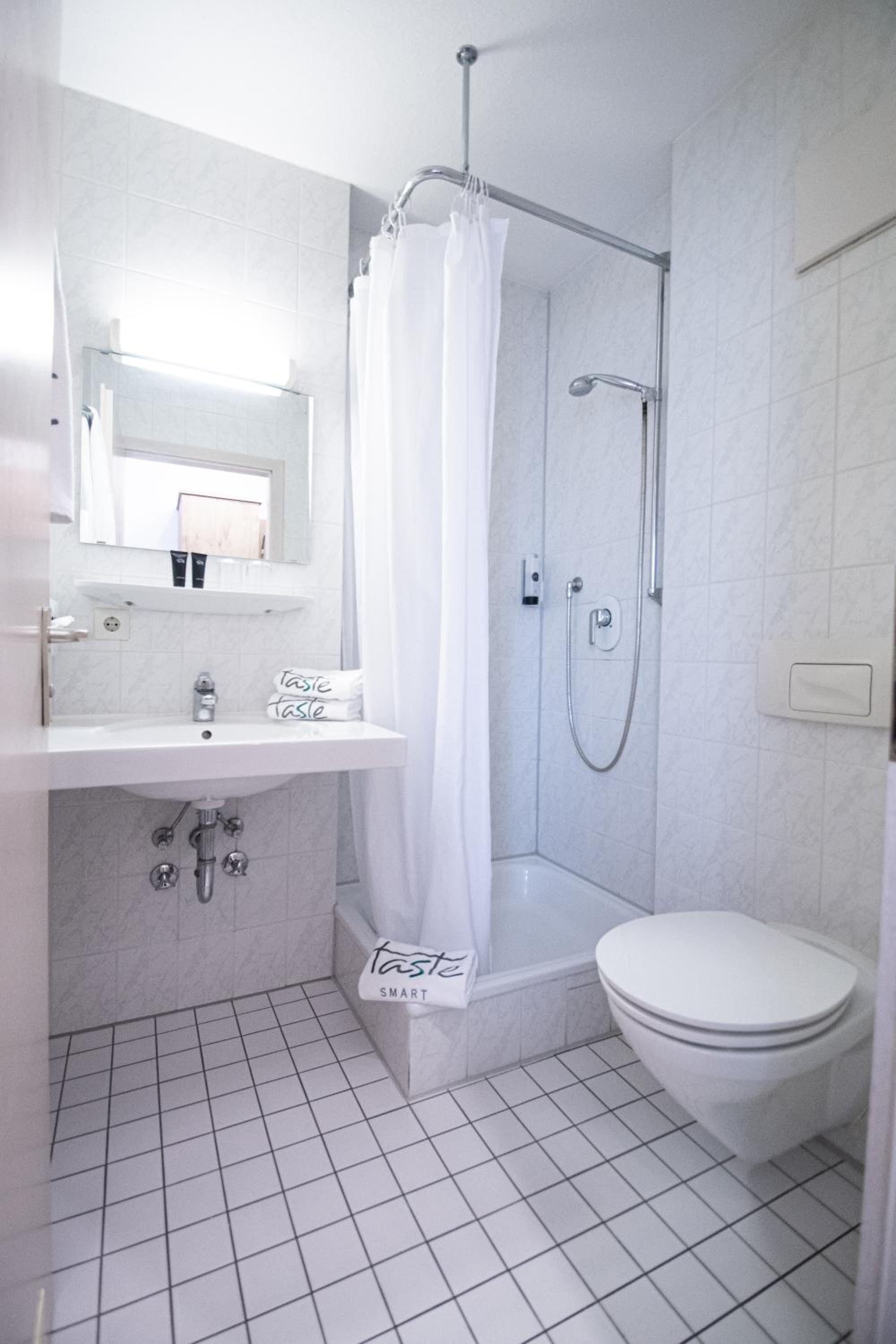 Standard Double Room - Photo 8