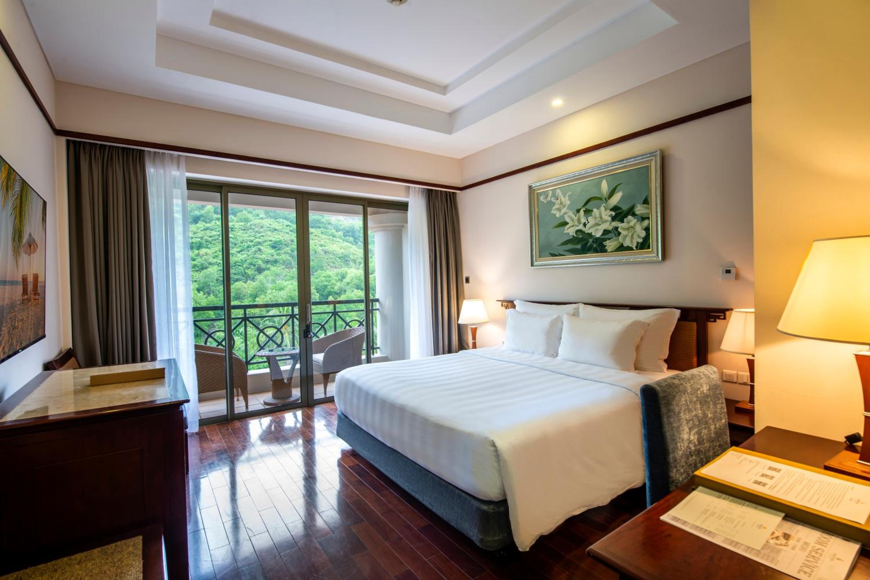 Deluxe Queen Bed