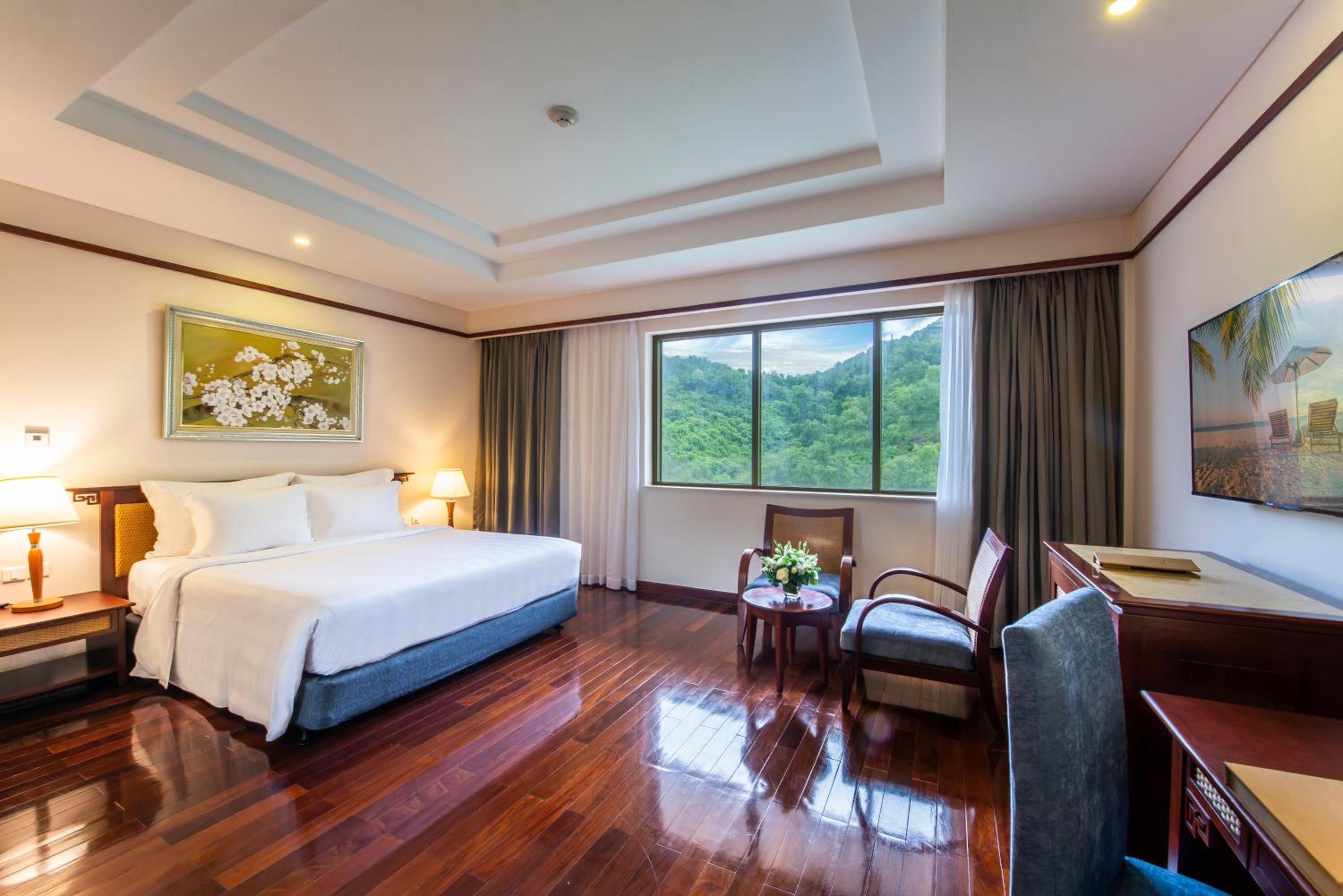 Grand Deluxe Queen Bed - VinWonders Park Access