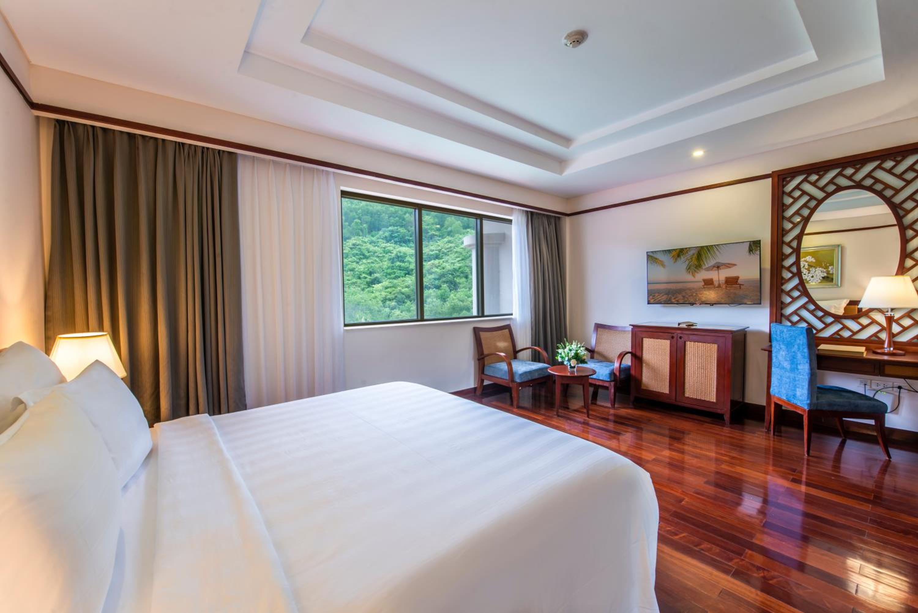 Grand Deluxe Queen Bed
