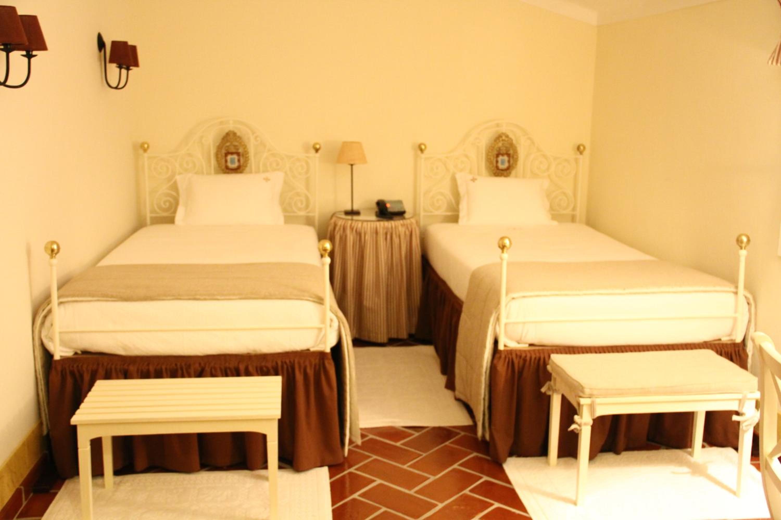 Twin Room - Photo 11
