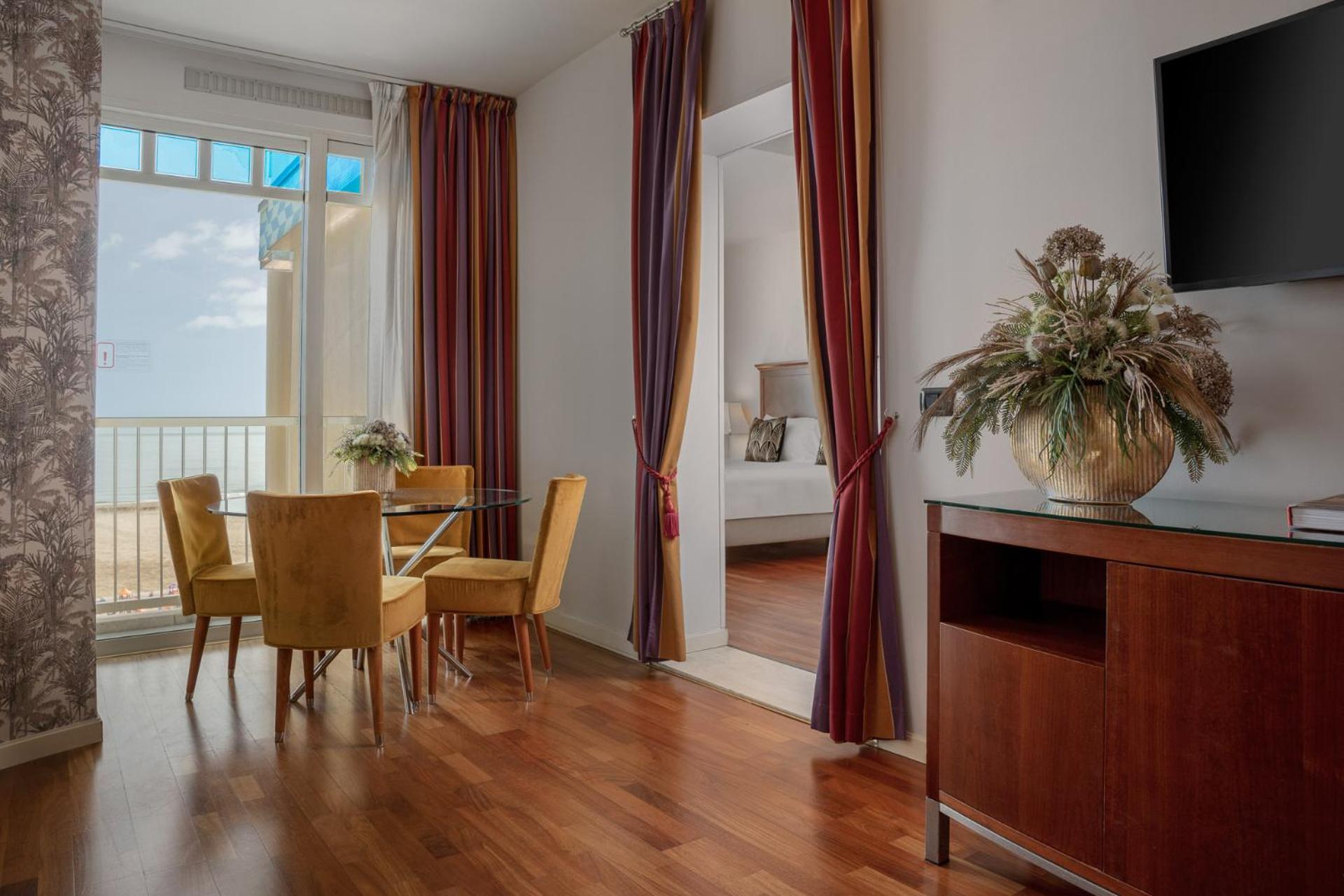 Deluxe Suite with Sea View photo 2