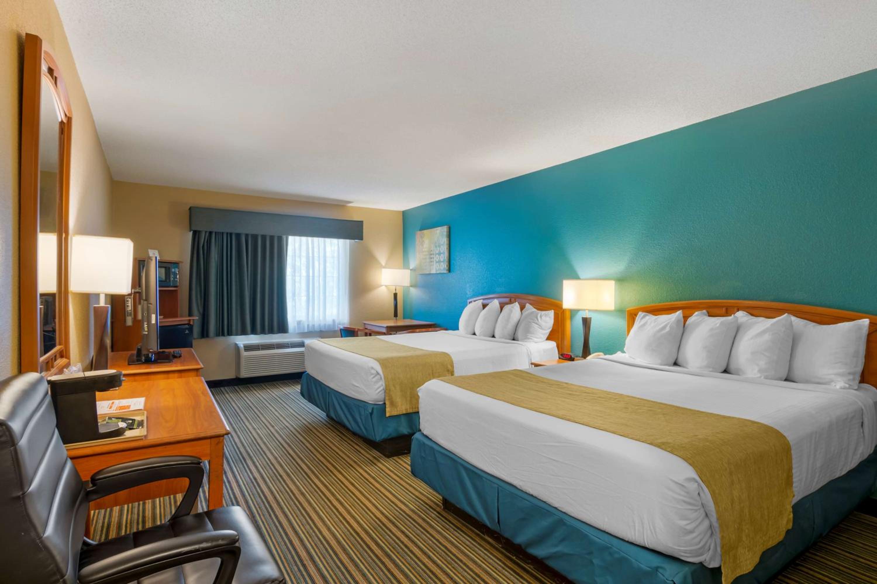 Queen Room with Two Queen Beds and Bath Tub - Disability Access/Non-Smoking  - Photo 3