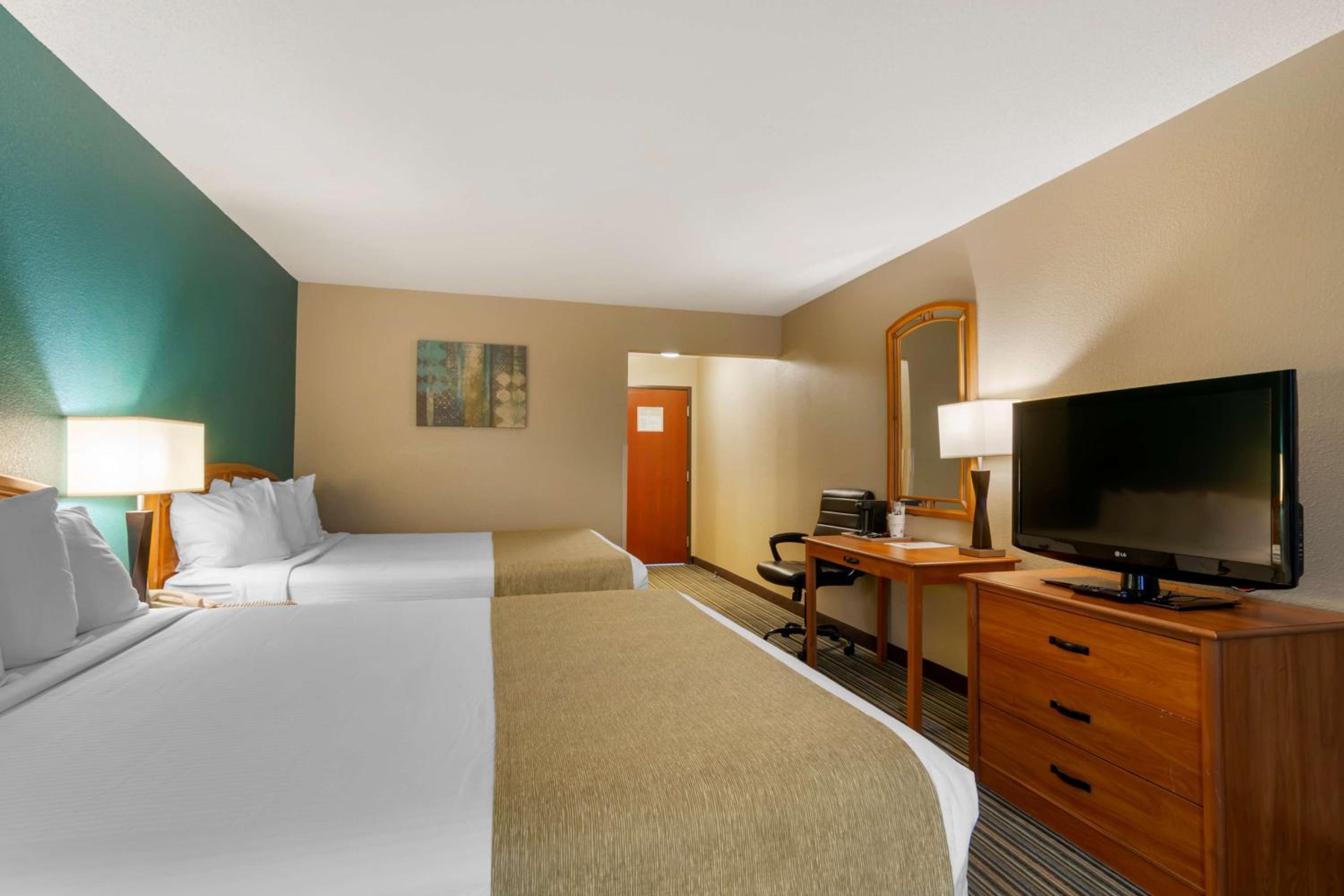 Queen Room with Two Queen Beds and Bath Tub - Disability Access/Non-Smoking  - Photo 2