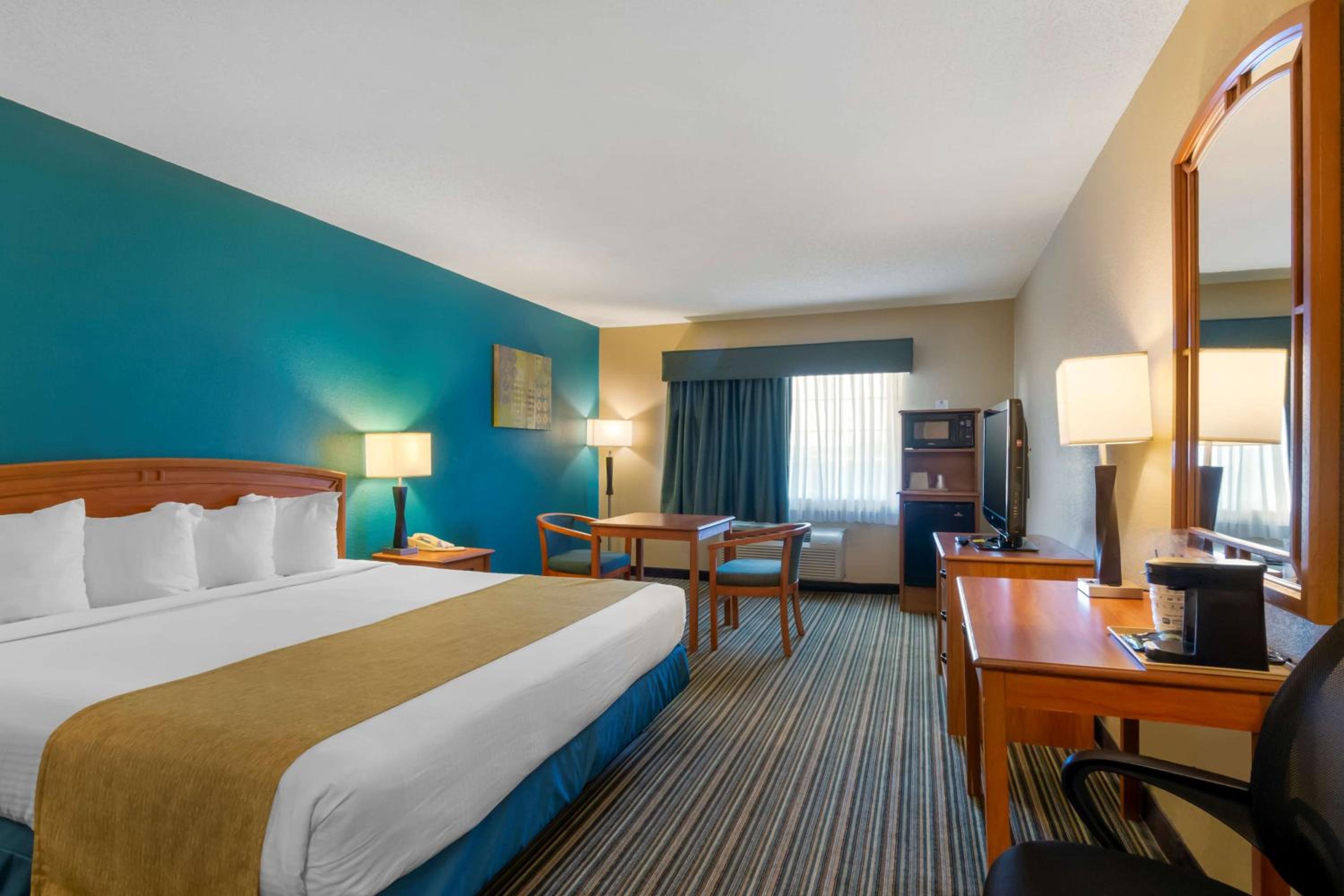 King Room - Non-Smoking - Photo 4