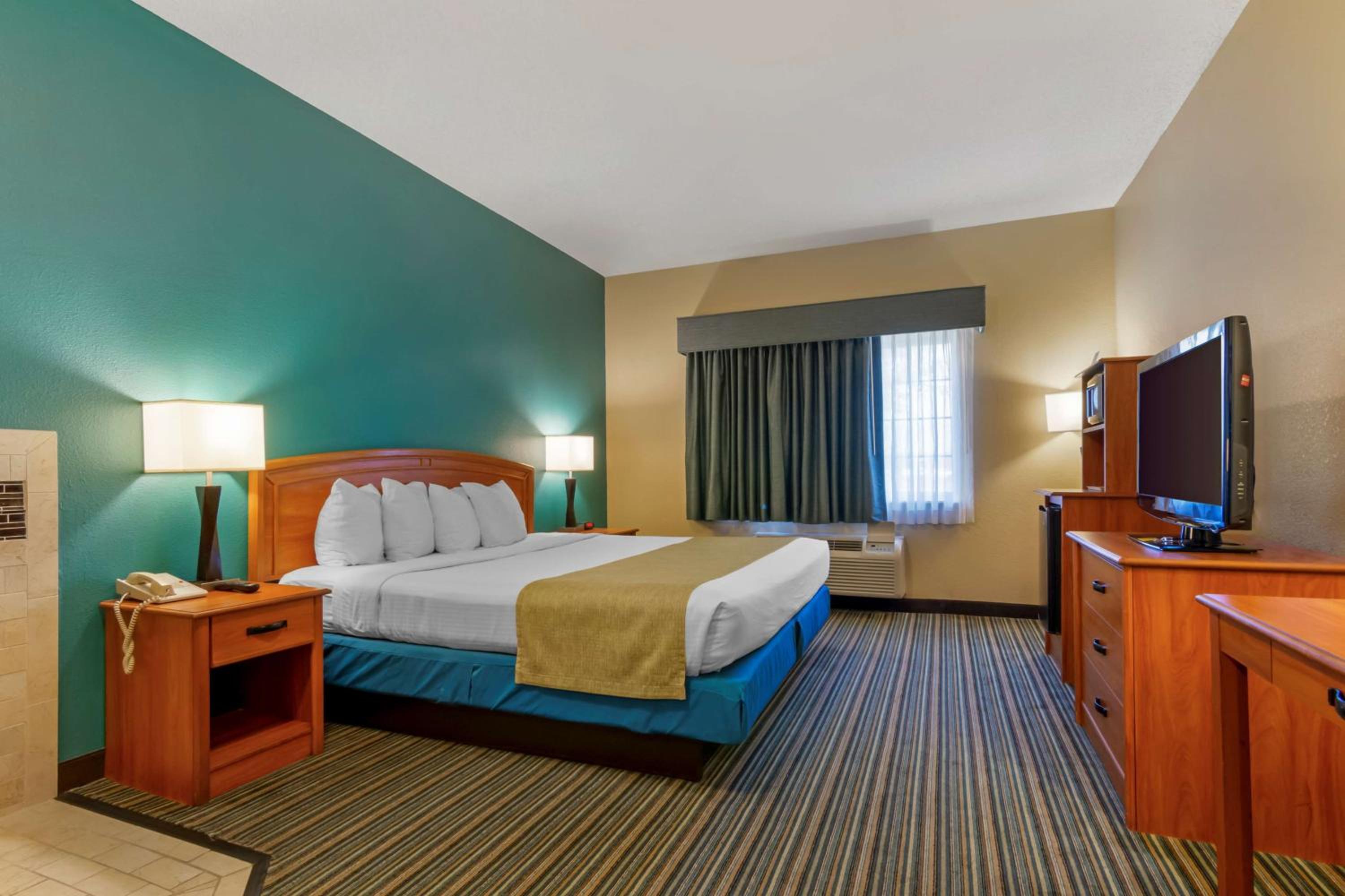 Deluxe King Room - Non-Smoking