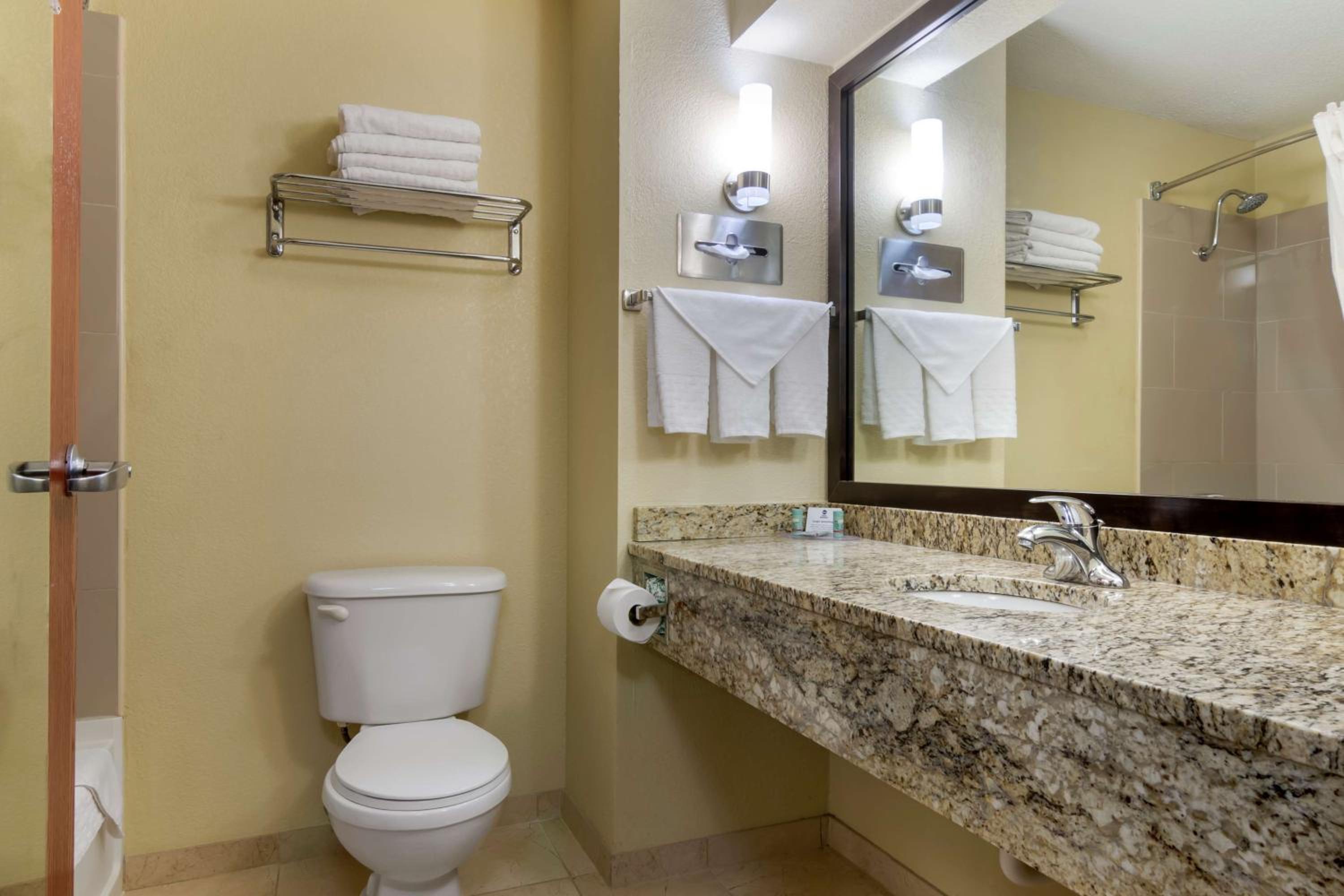 Queen Room with Two Queen Beds and Bath Tub - Disability Access/Non-Smoking  - Photo 4