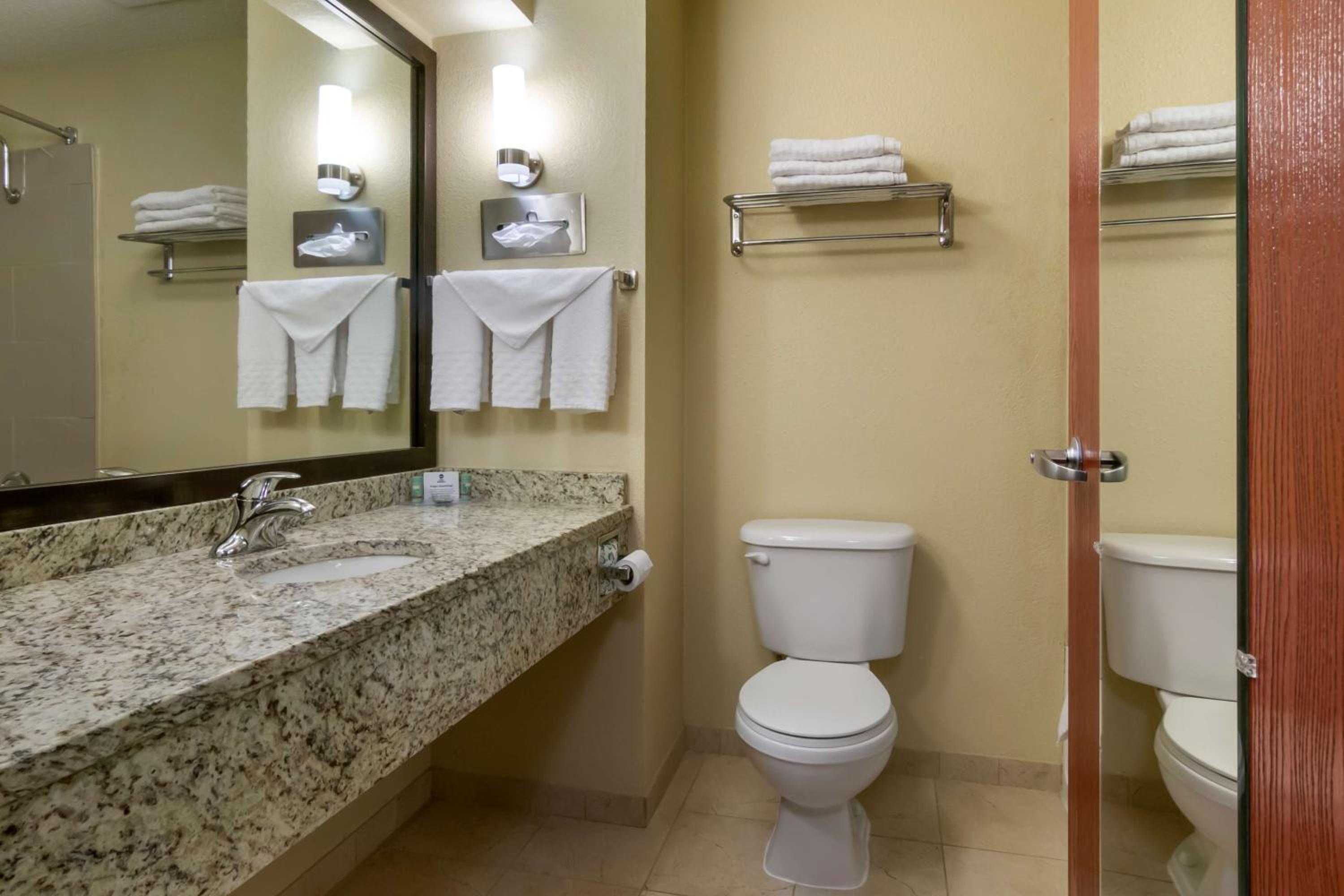 King Room - Non-Smoking - Photo 2